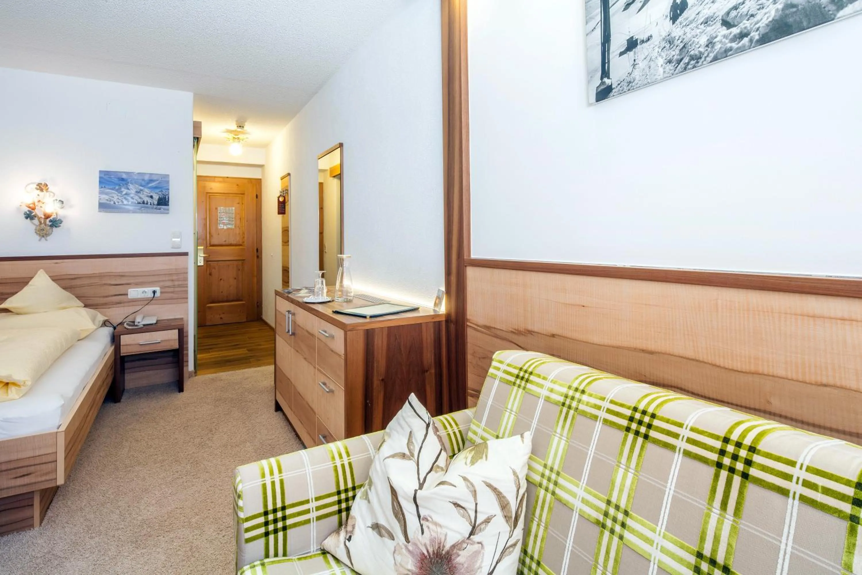 Seating area, Bed in Hotel Anemone