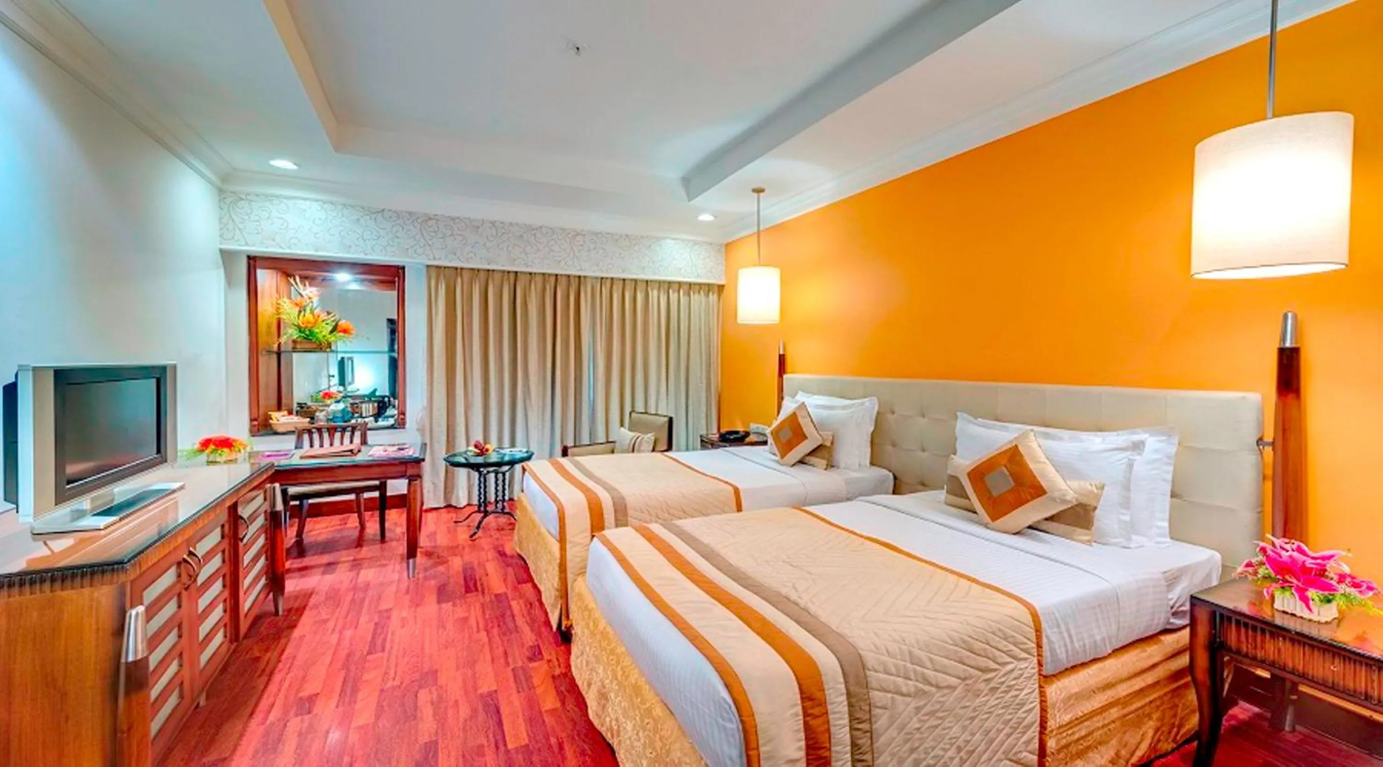 Photo of the whole room, Bed in Hotel Hindusthan International, Kolkata