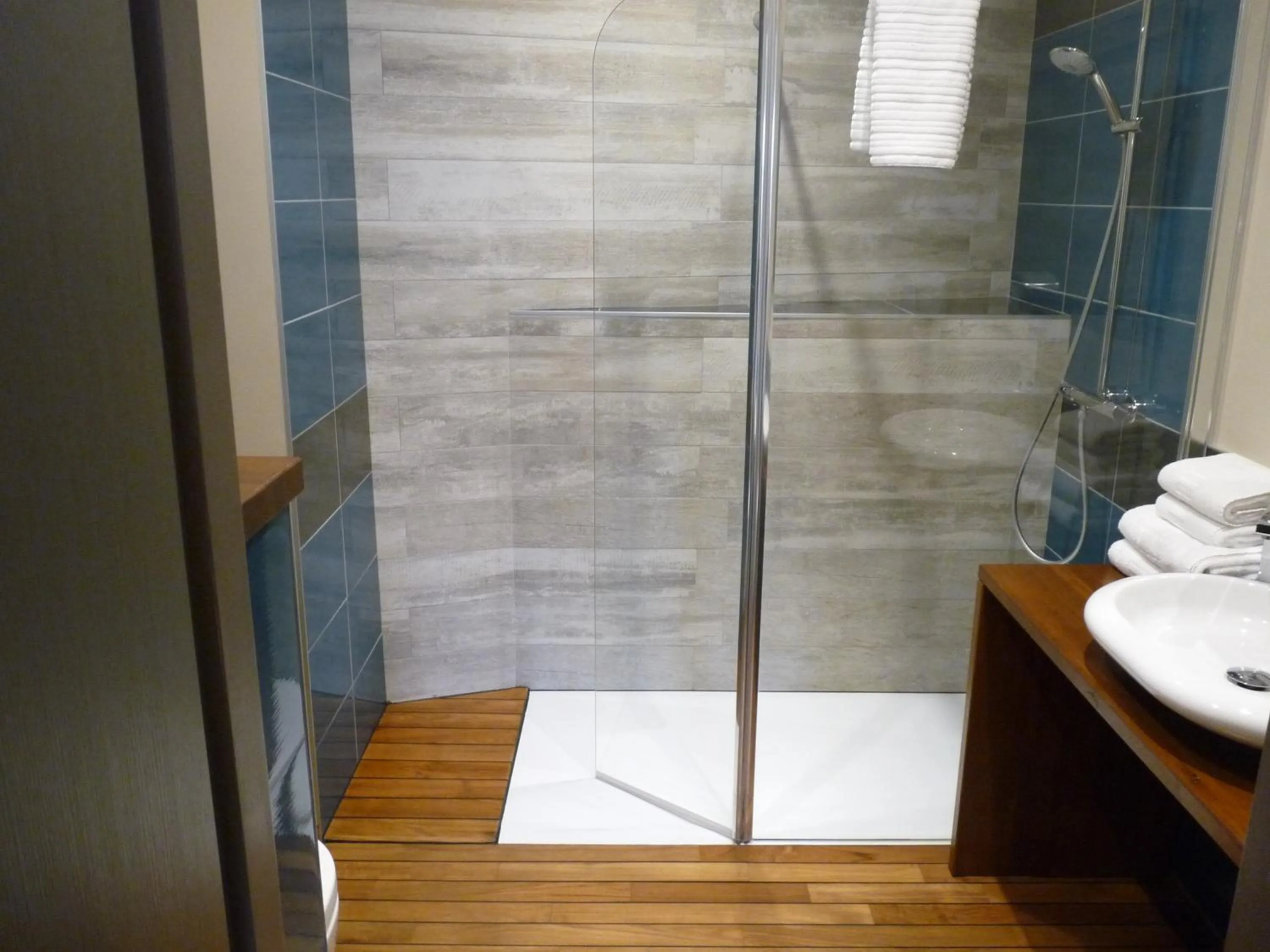 Shower in Hôtel des Rochers