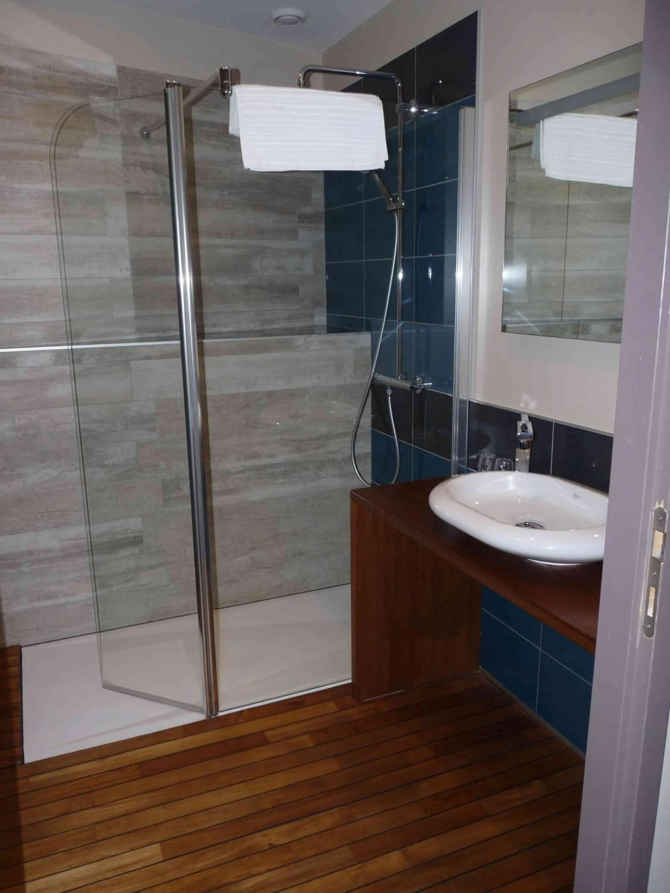 Shower in Hôtel des Rochers