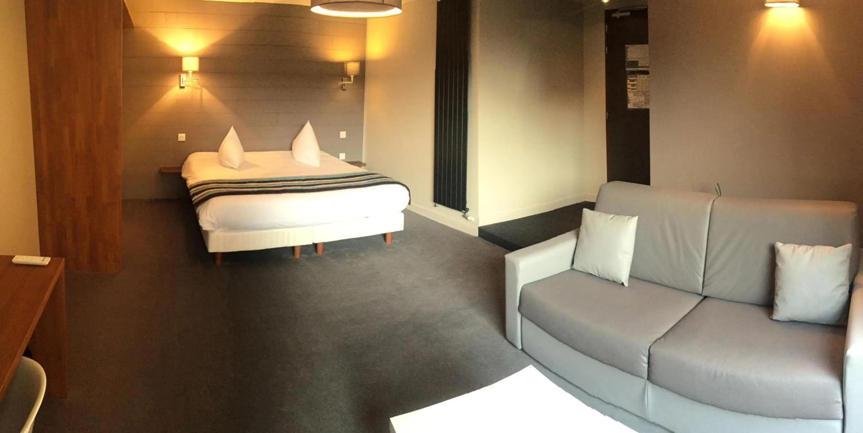 Photo of the whole room, Bed in Hôtel des Rochers