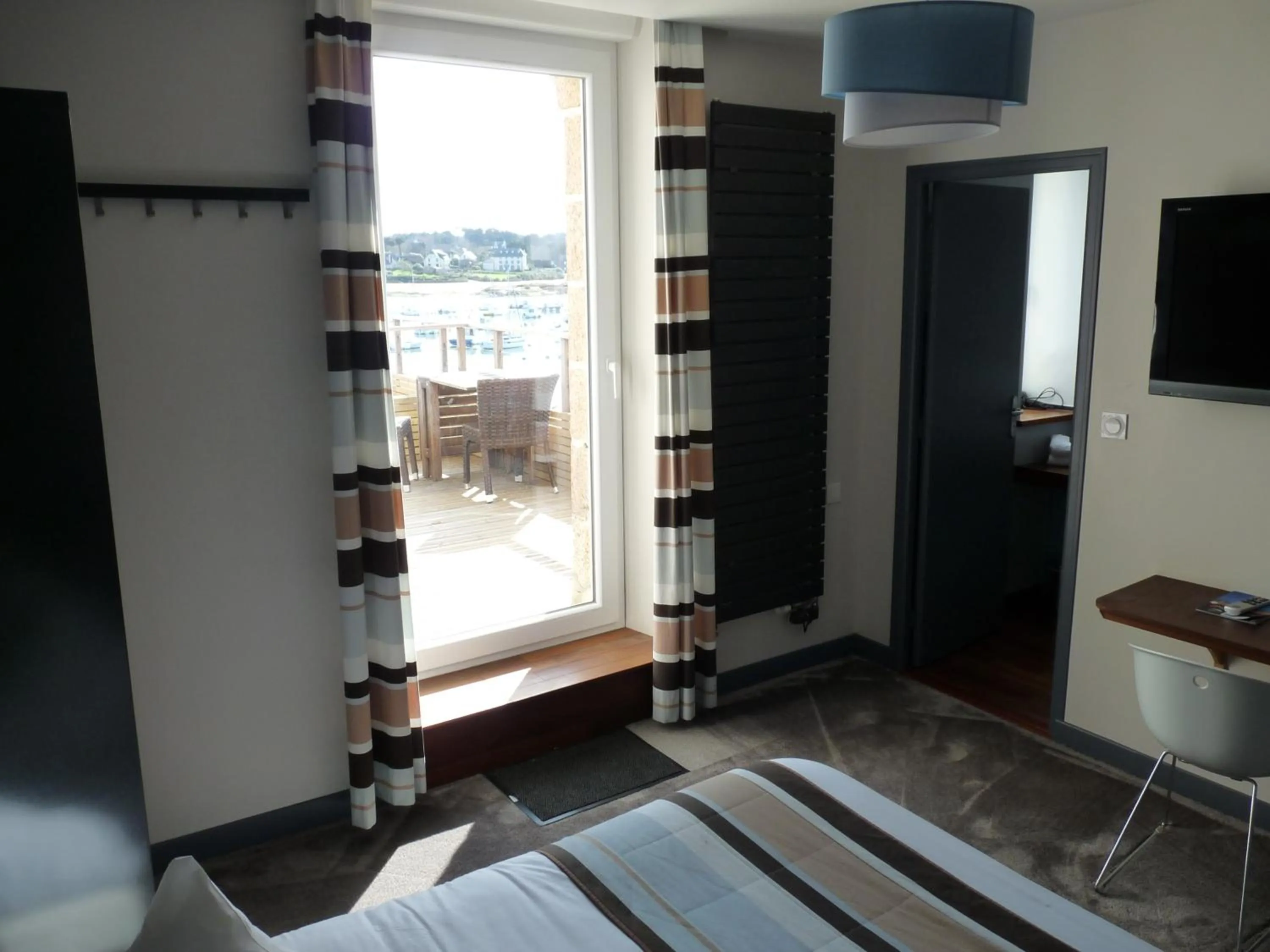 Balcony/Terrace, Bed in Hôtel des Rochers