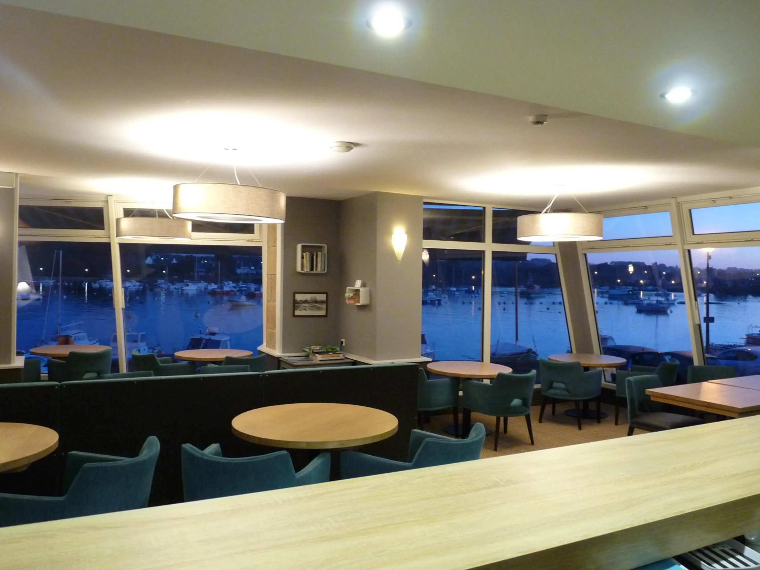 Lounge or bar in Hôtel des Rochers