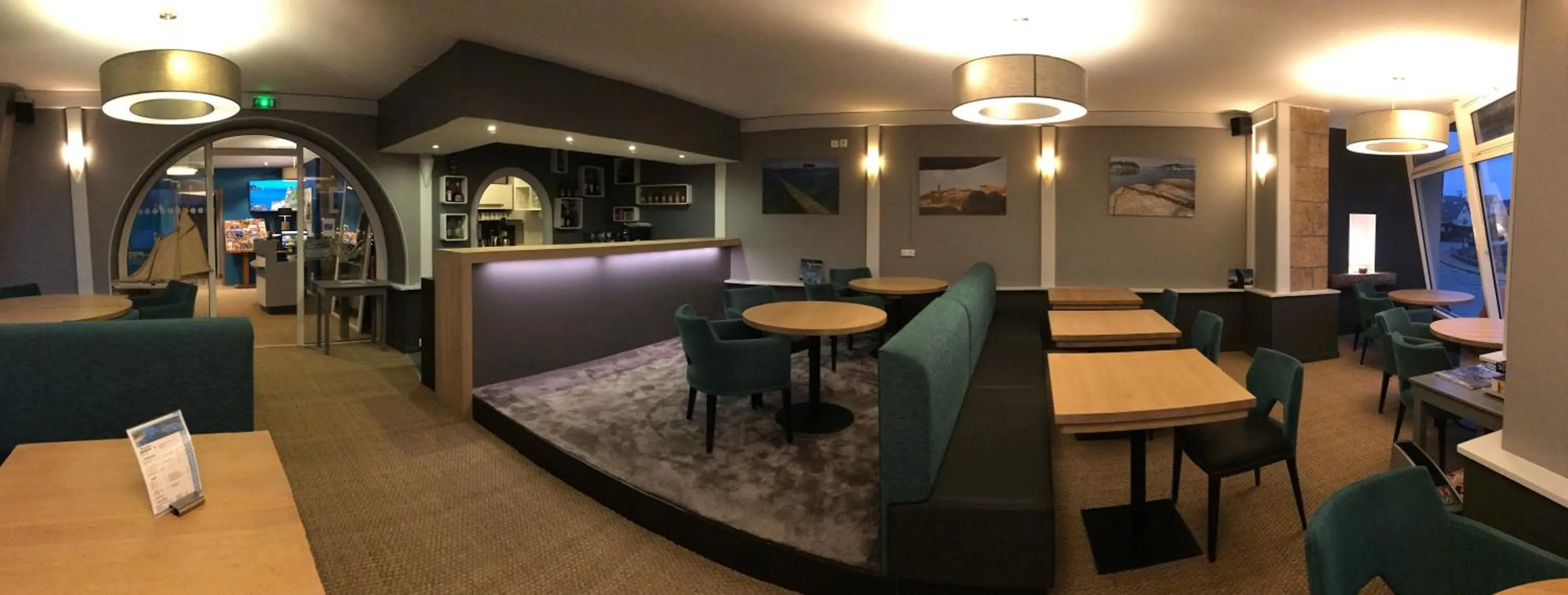 Lounge or bar in Hôtel des Rochers