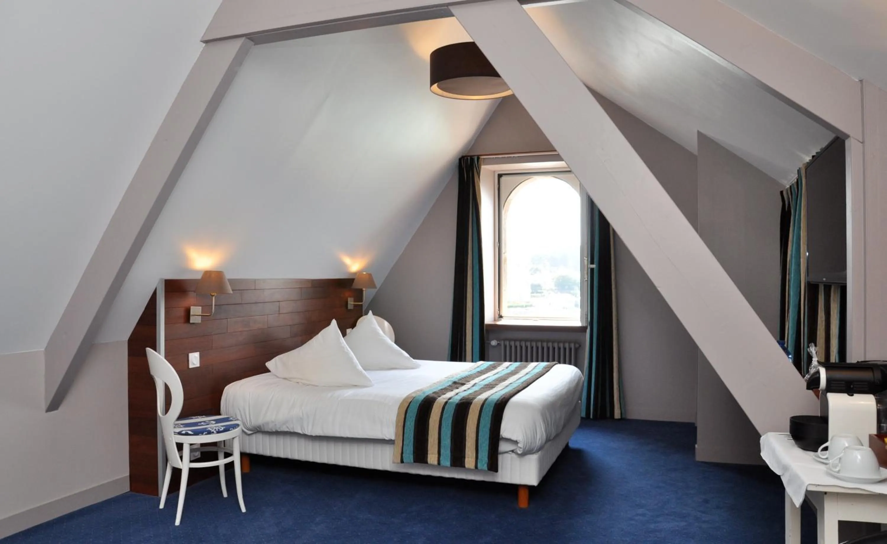 Photo of the whole room, Bed in Hôtel des Rochers