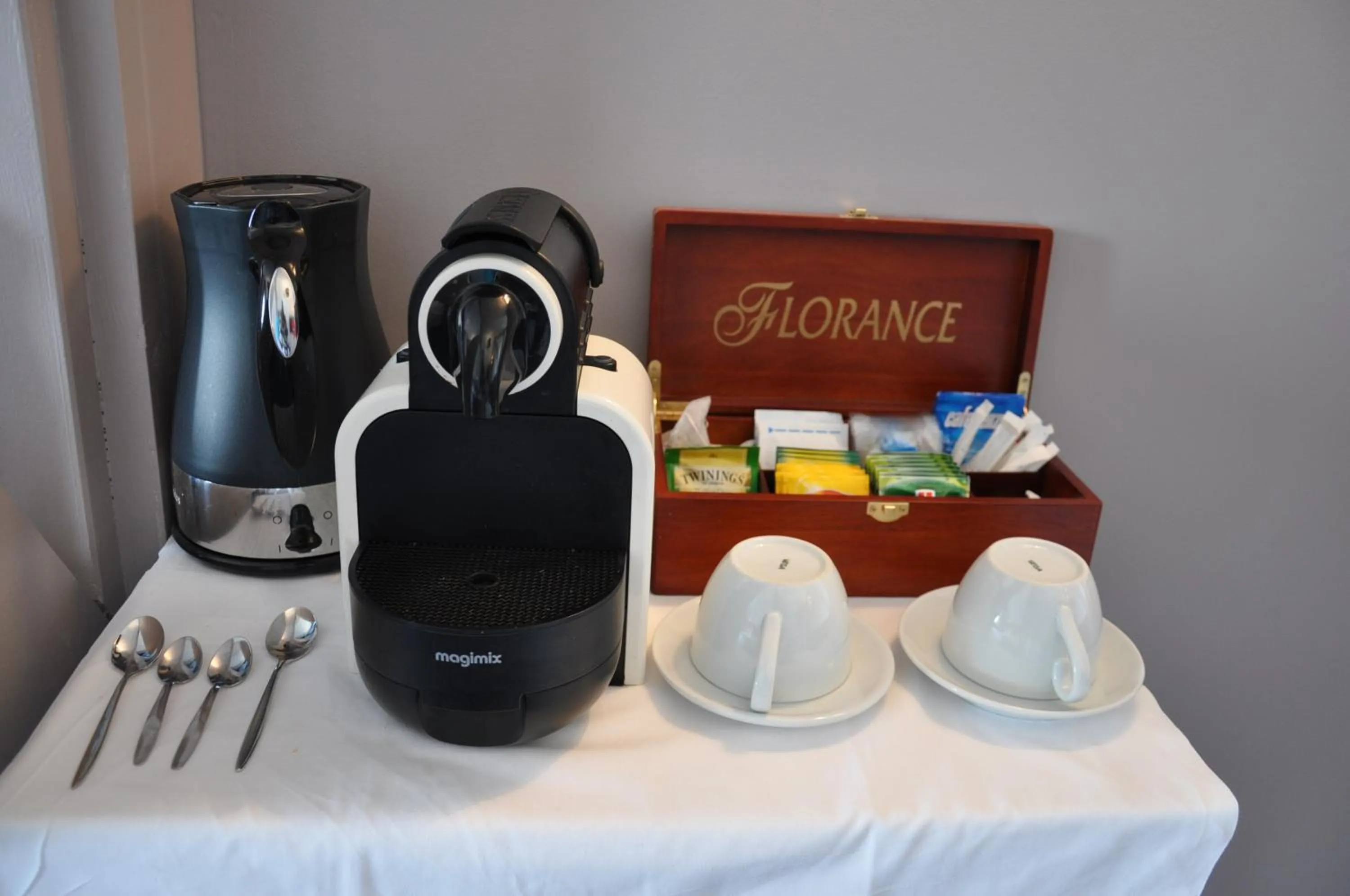 Coffee/tea facilities in Hôtel des Rochers