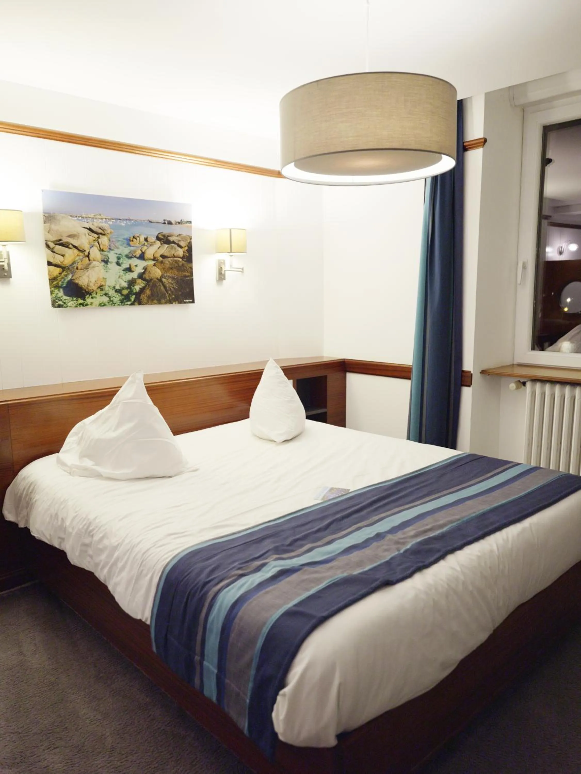 Bed in Hôtel des Rochers