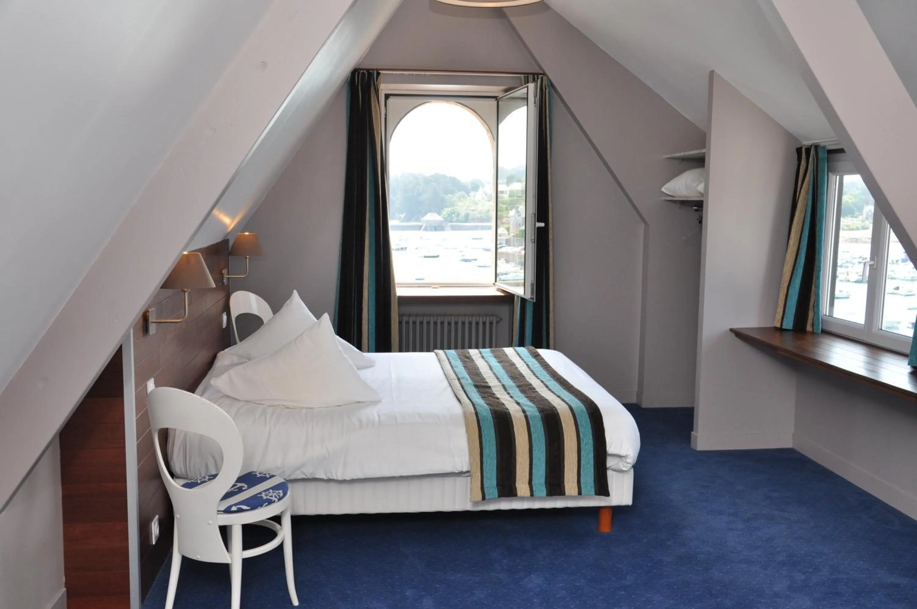 Photo of the whole room, Bed in Hôtel des Rochers