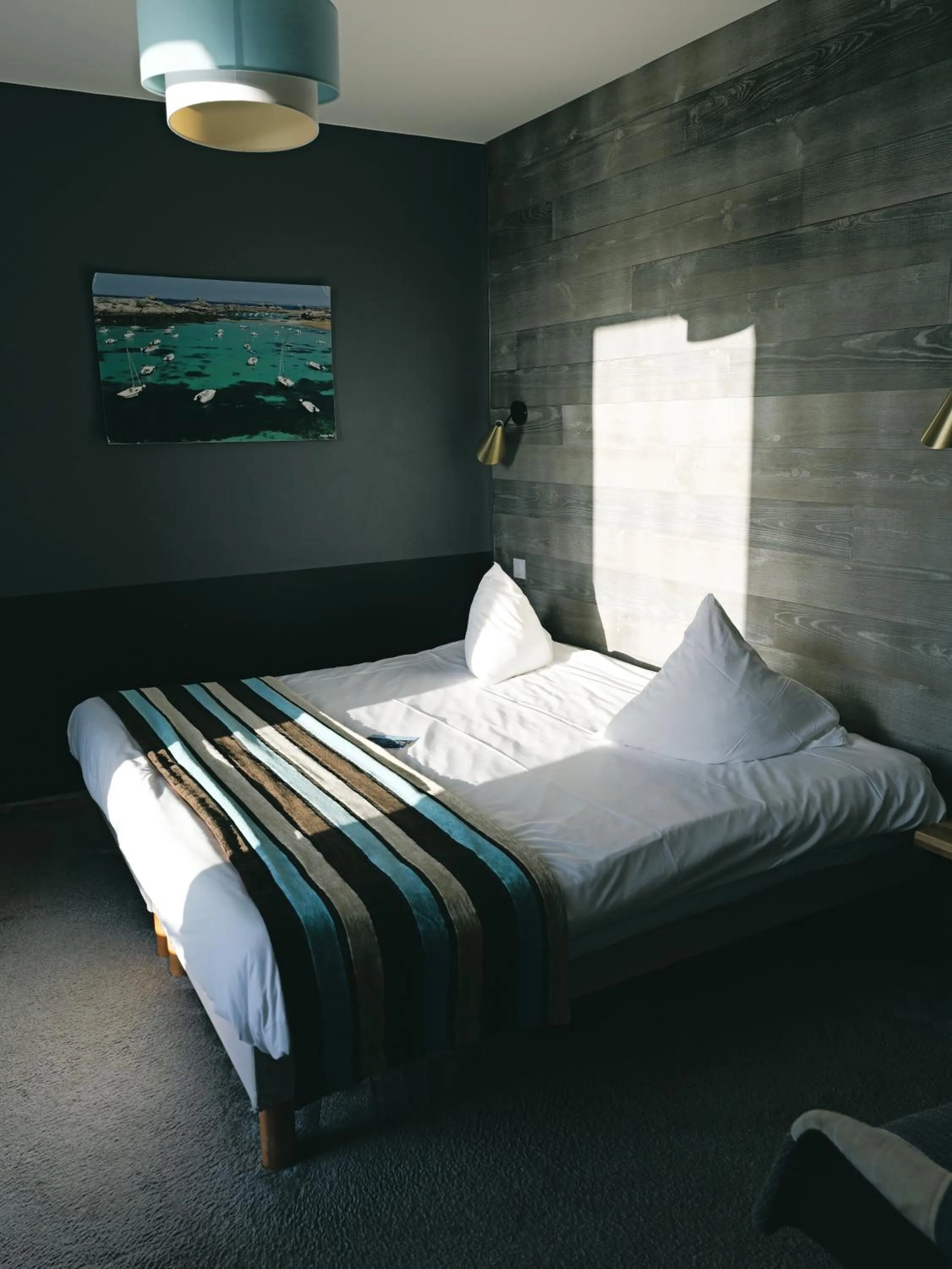 Bed in Hôtel des Rochers