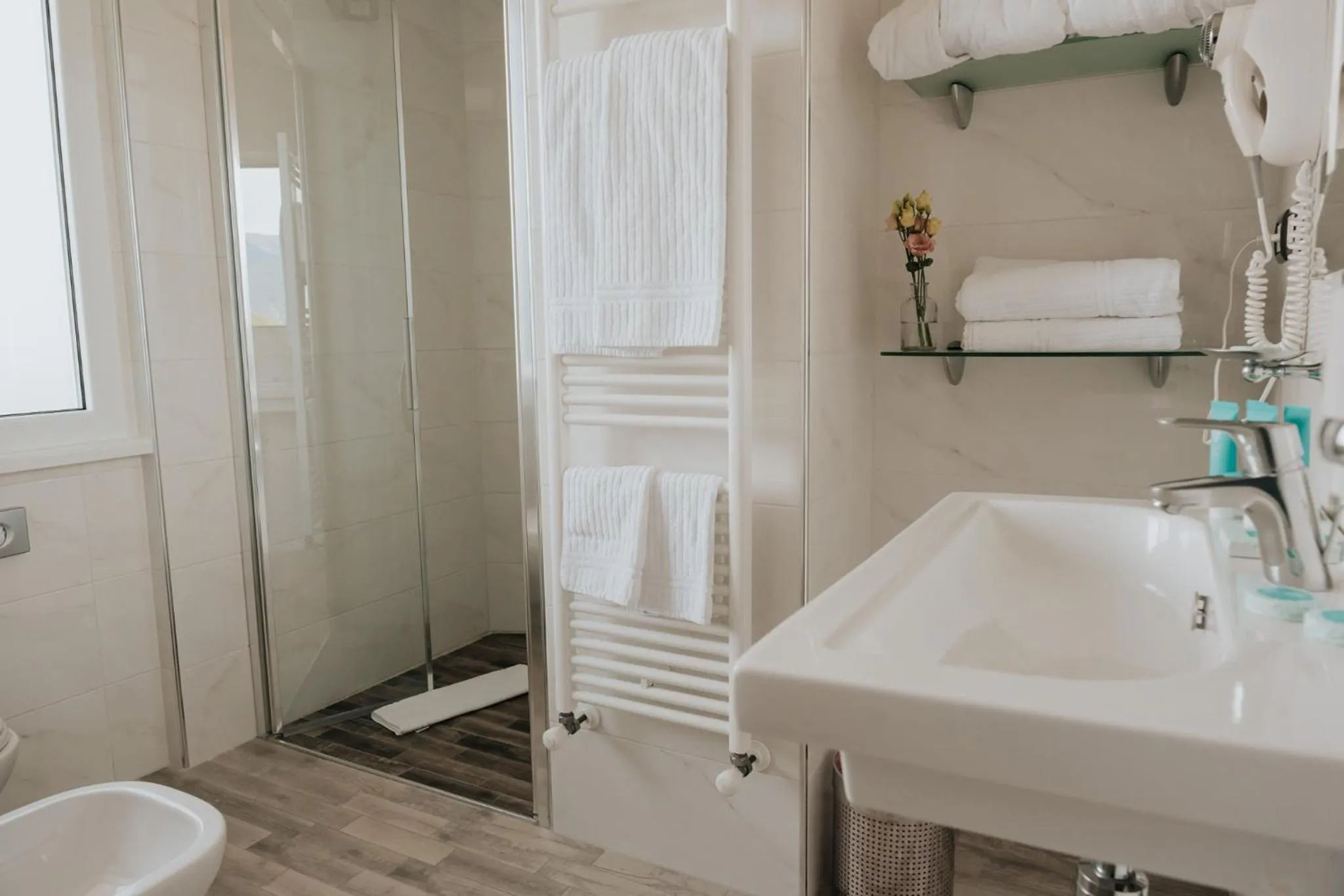 Shower in Hotel Flora