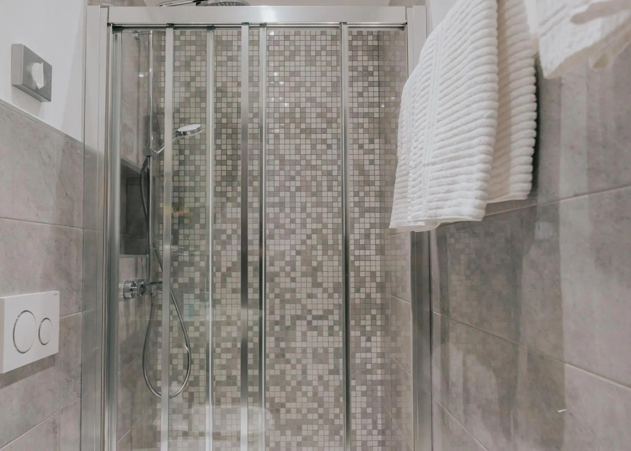 Shower in Hotel Flora