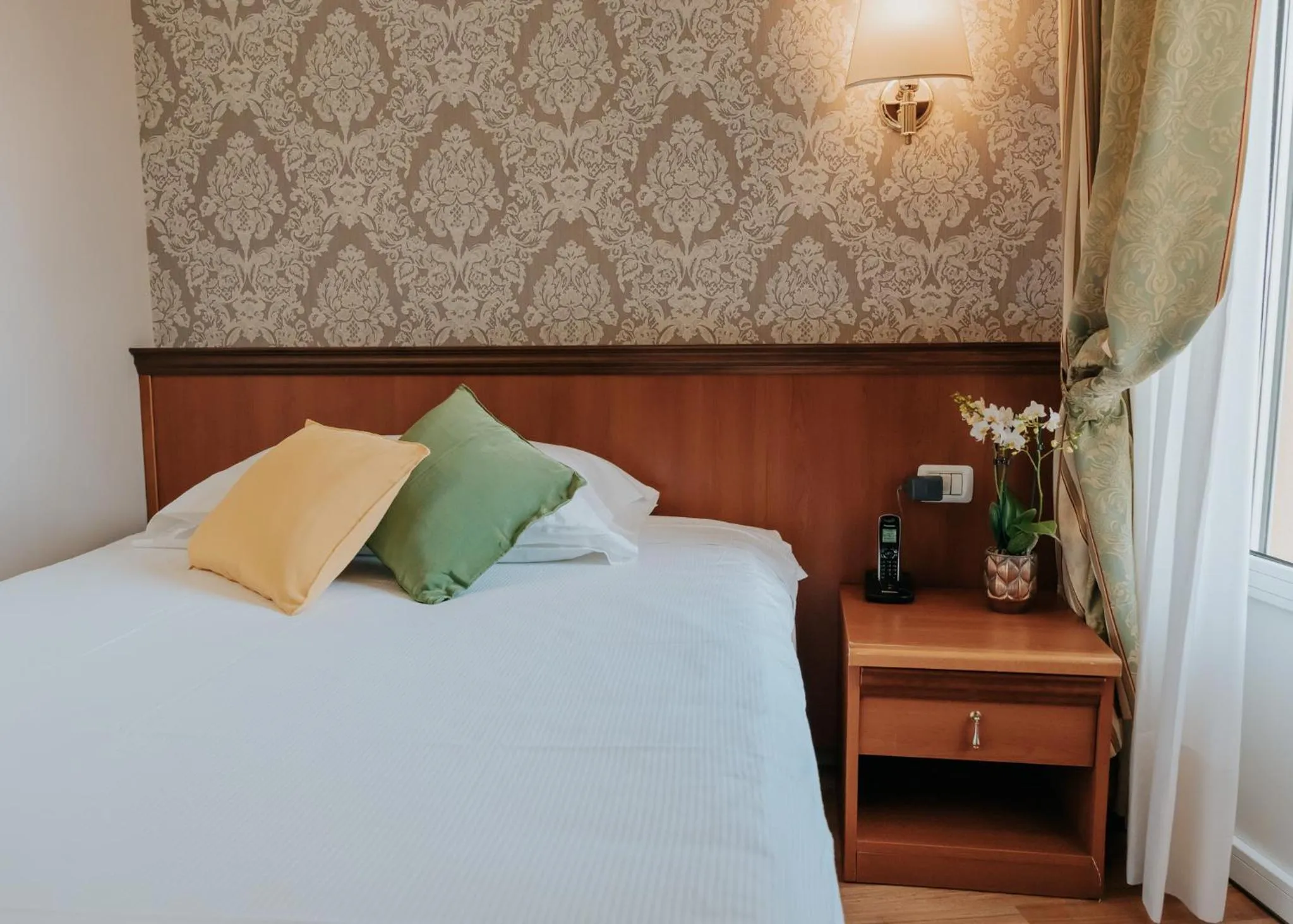 Bedroom, Bed in Hotel Flora