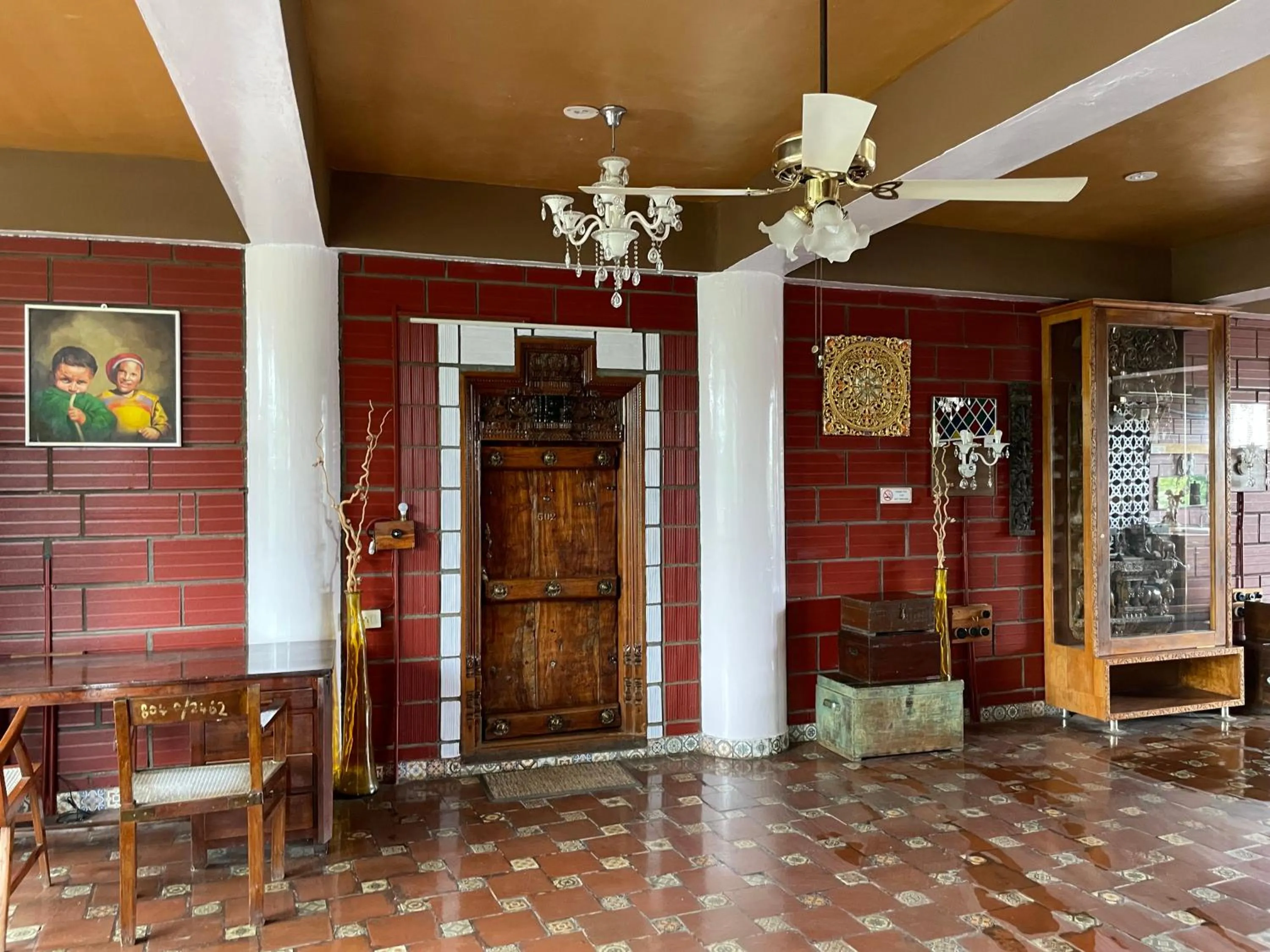 Communal lounge/ TV room in Golden Lotus Bangalore Boutique Suites