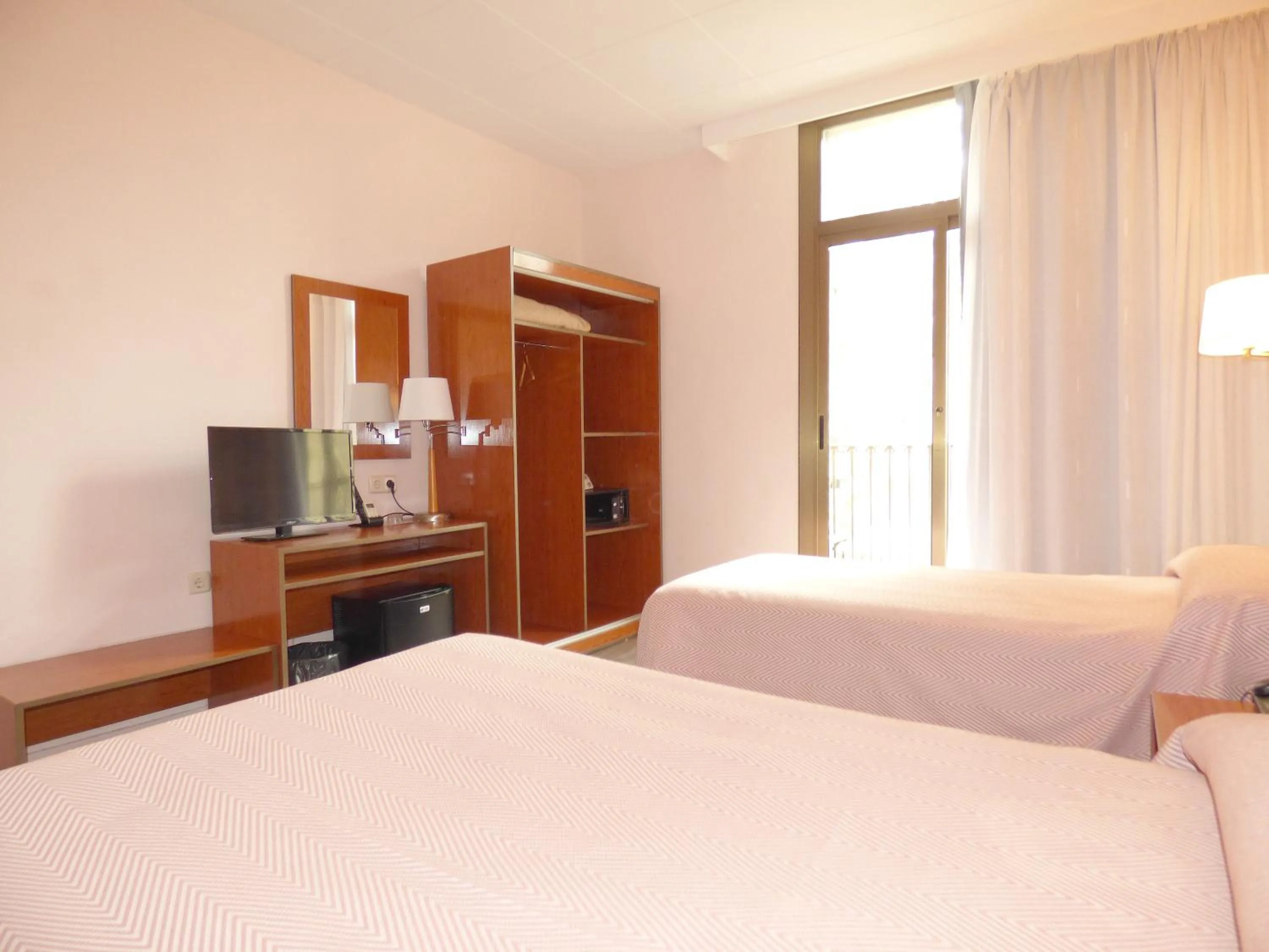 Photo of the whole room, Bed in Cuatro Naciones