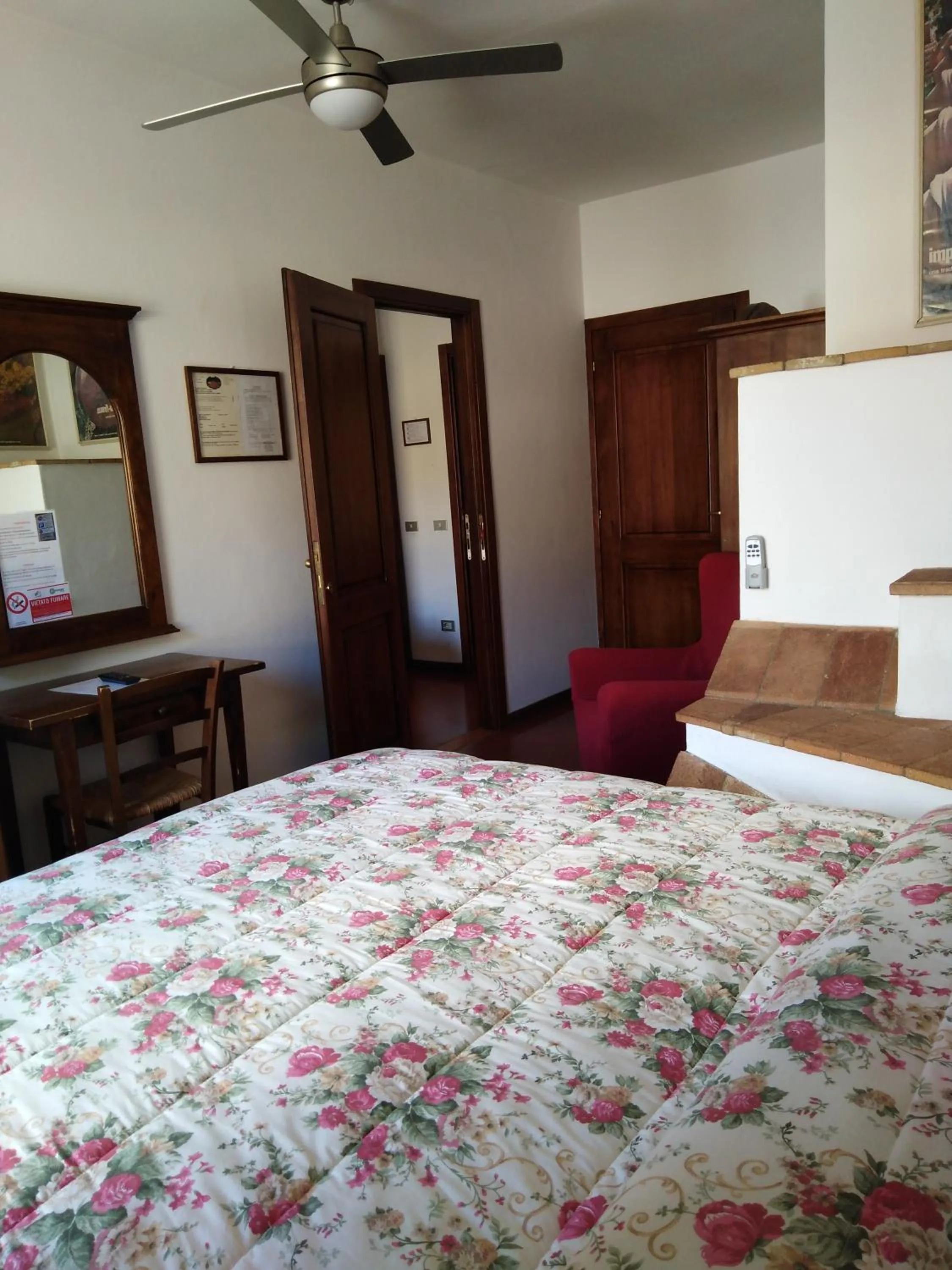 Photo of the whole room, Bed in Albergo Giovanni Da Verrazzano