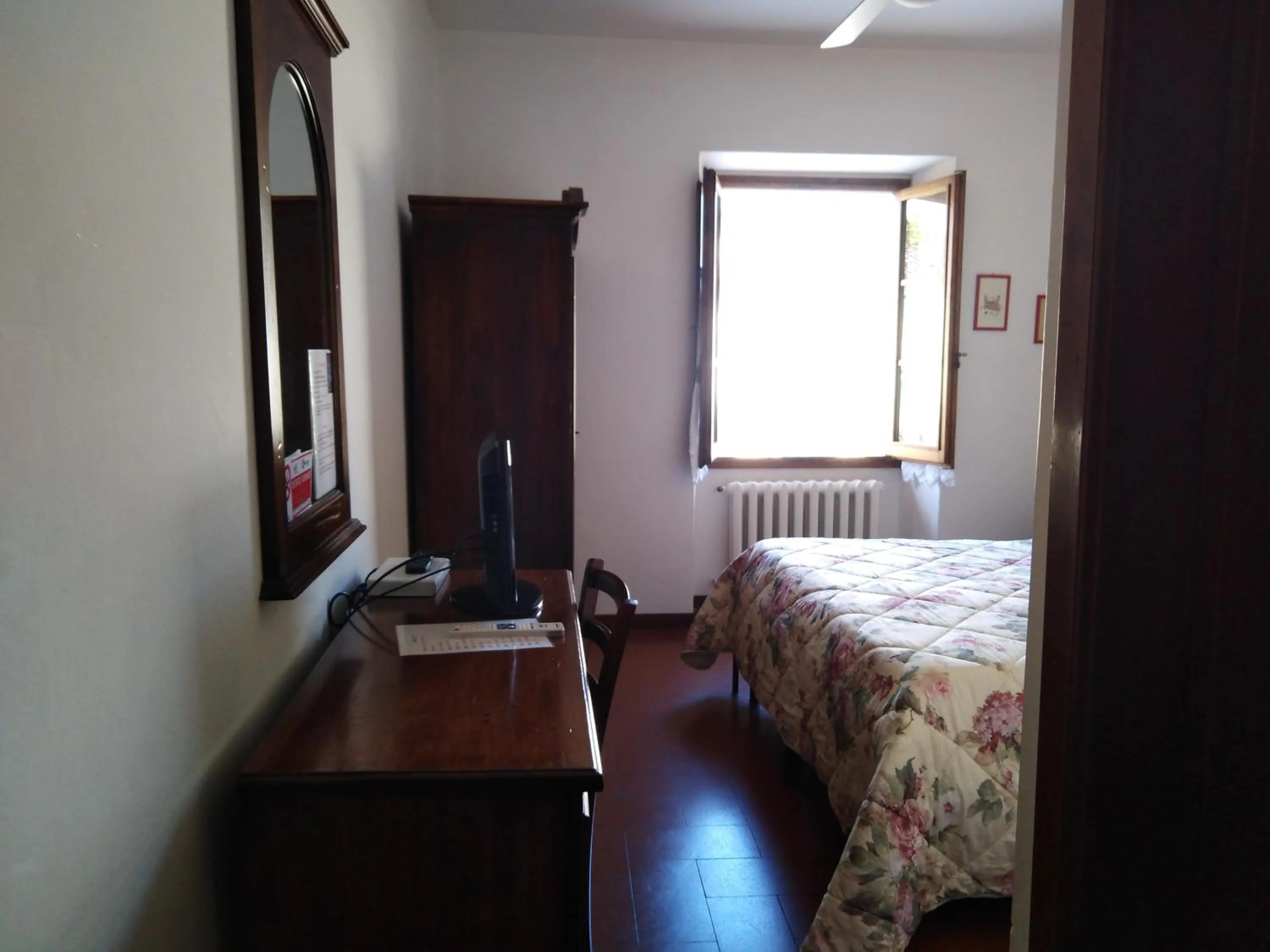 Photo of the whole room, Bed in Albergo Giovanni Da Verrazzano