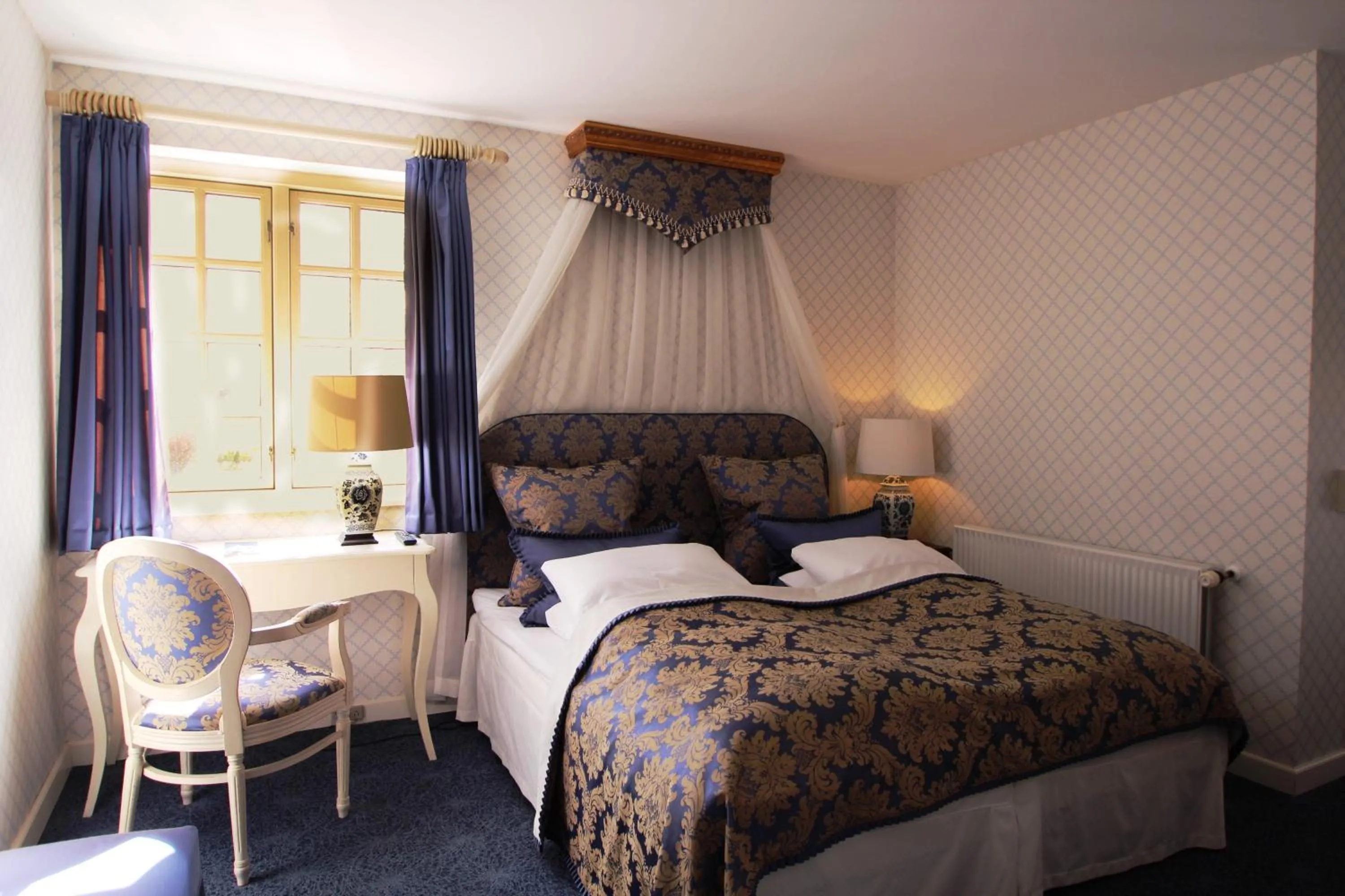 Photo of the whole room, Bed in Vraa Slotshotel