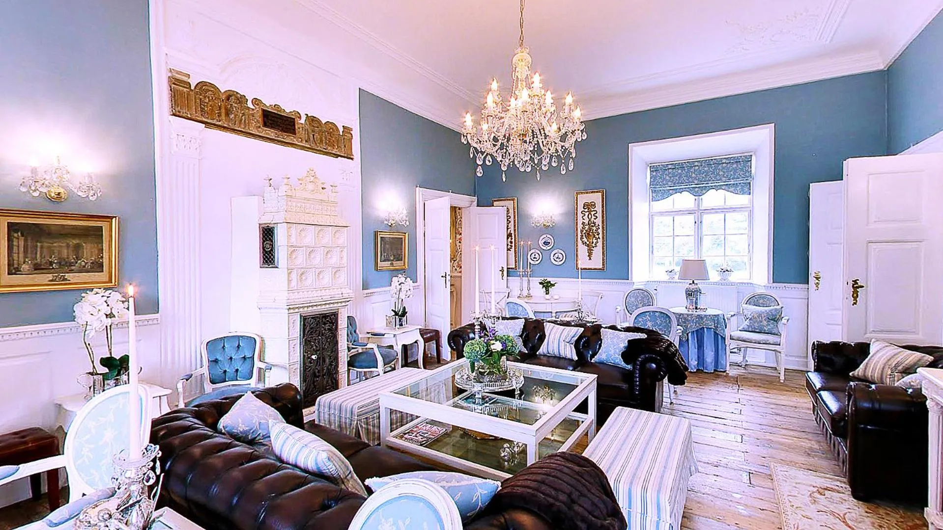 Communal lounge/ TV room in Vraa Slotshotel