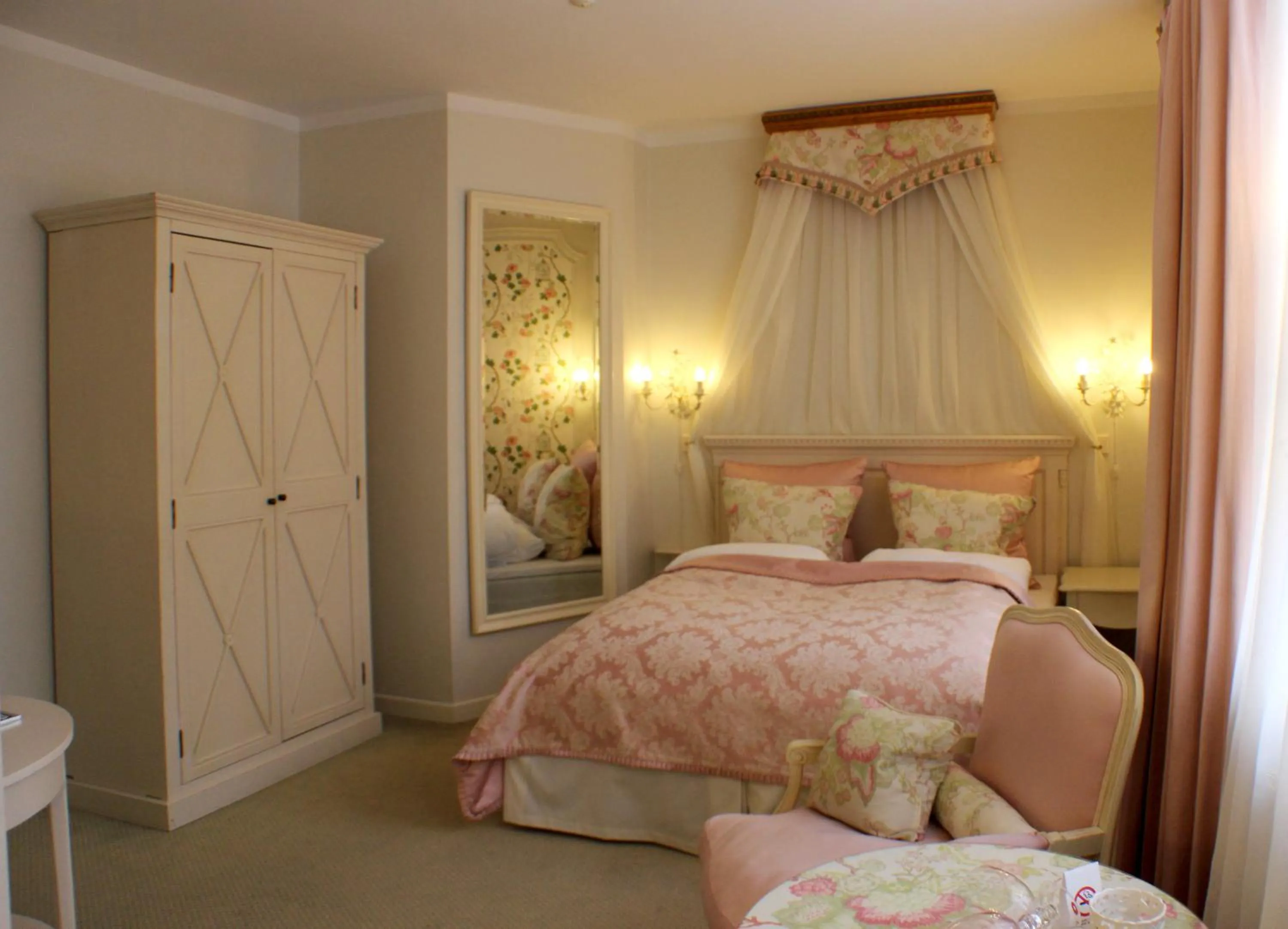 Photo of the whole room, Bed in Vraa Slotshotel