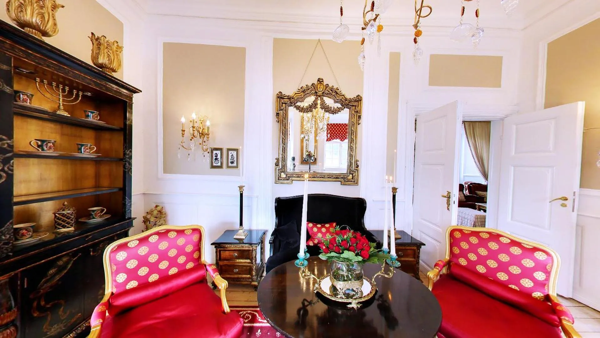 Communal lounge/ TV room in Vraa Slotshotel