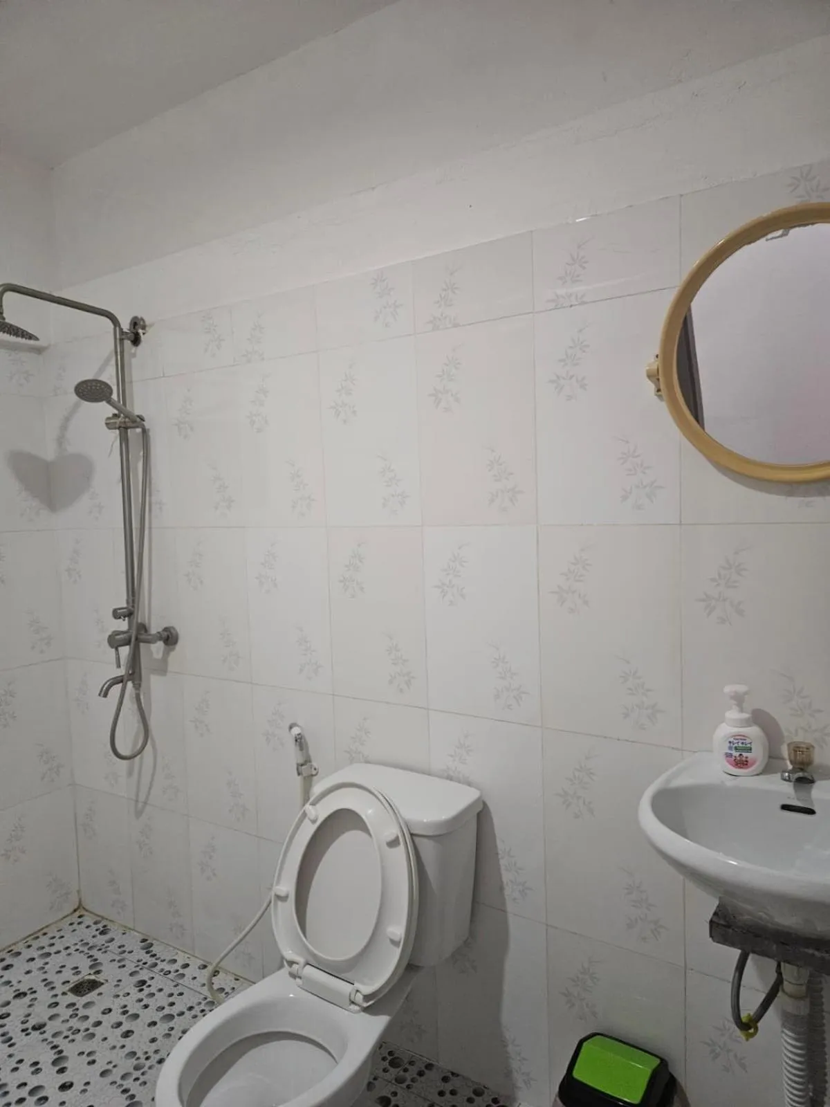 Shower in Chitlatda Bila House