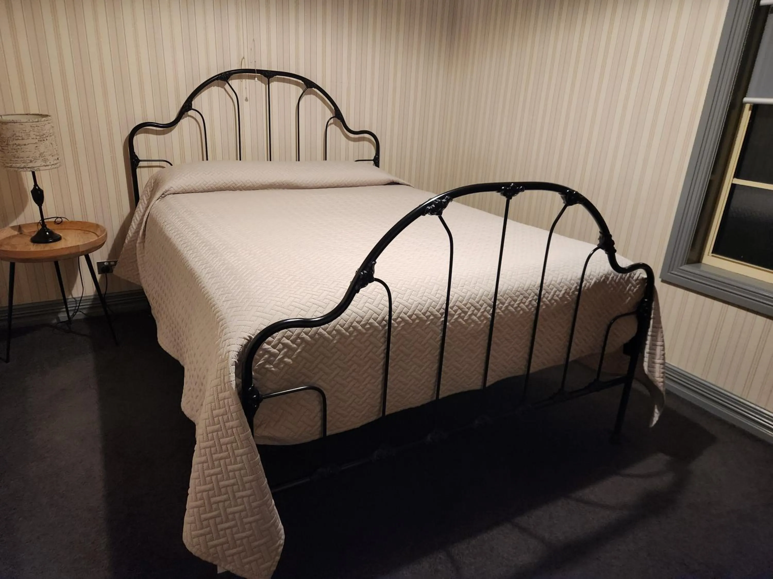 Bed in Wagga Wagga Country Cottages