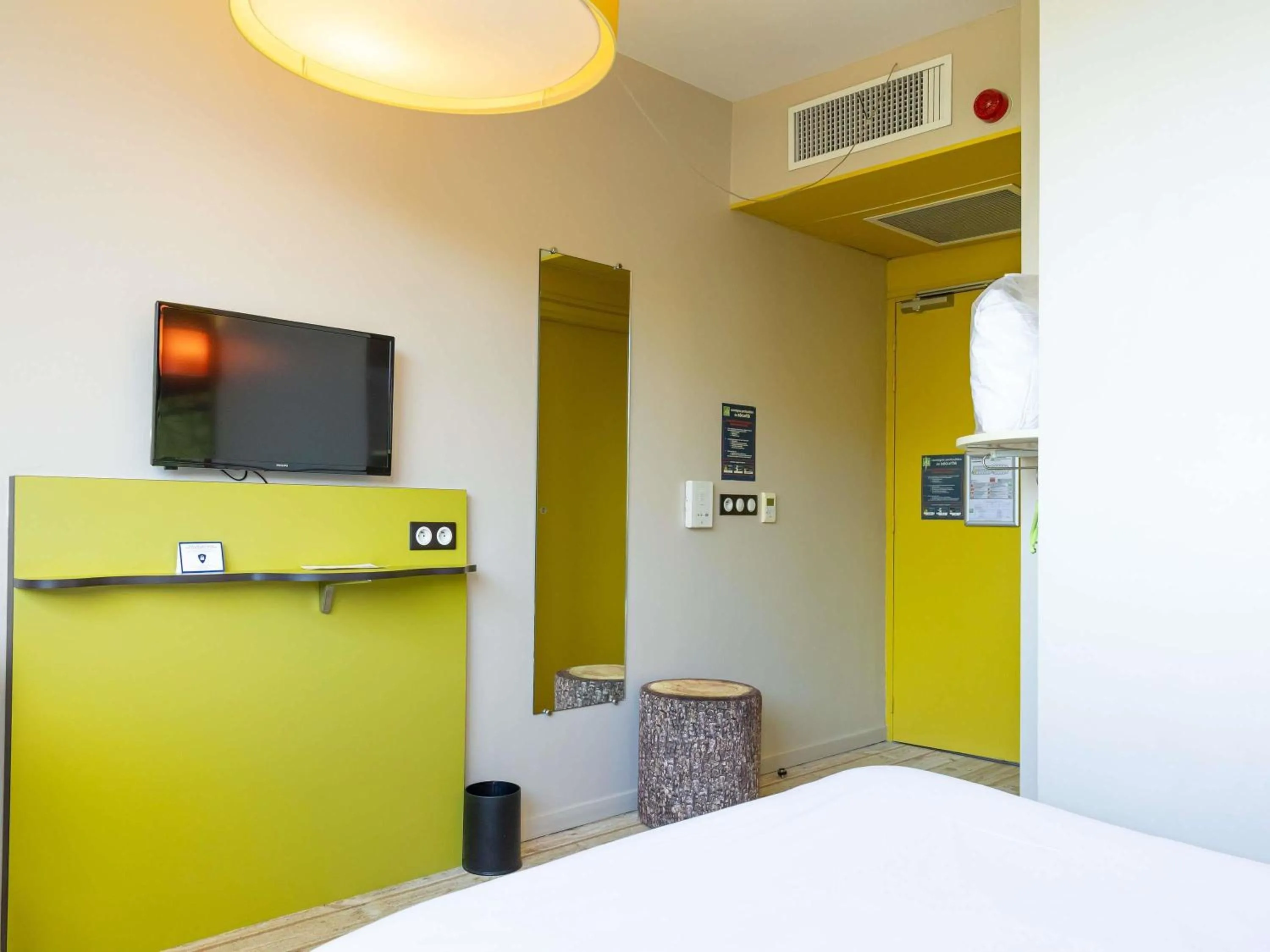 Bedroom, Bed in ibis styles Dax Centre