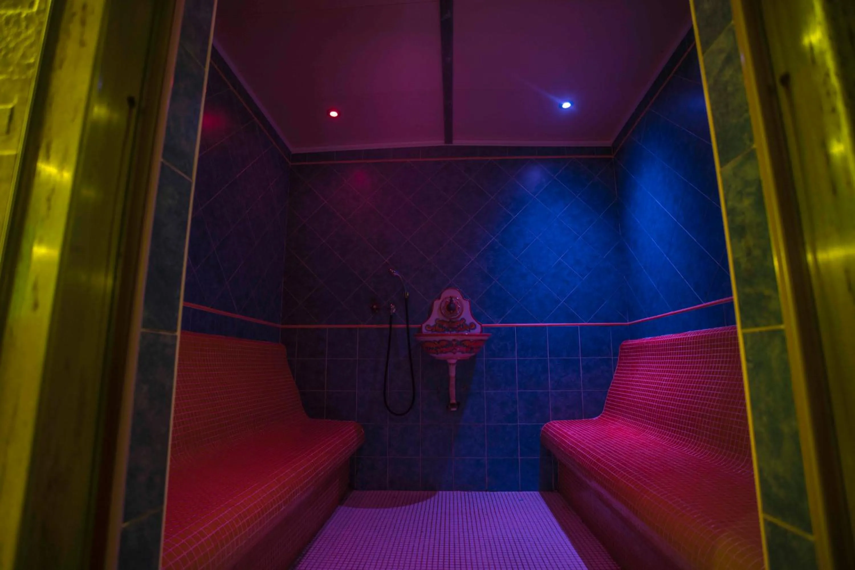 Steam room in Borgo dei Poeti Romantik Hotel