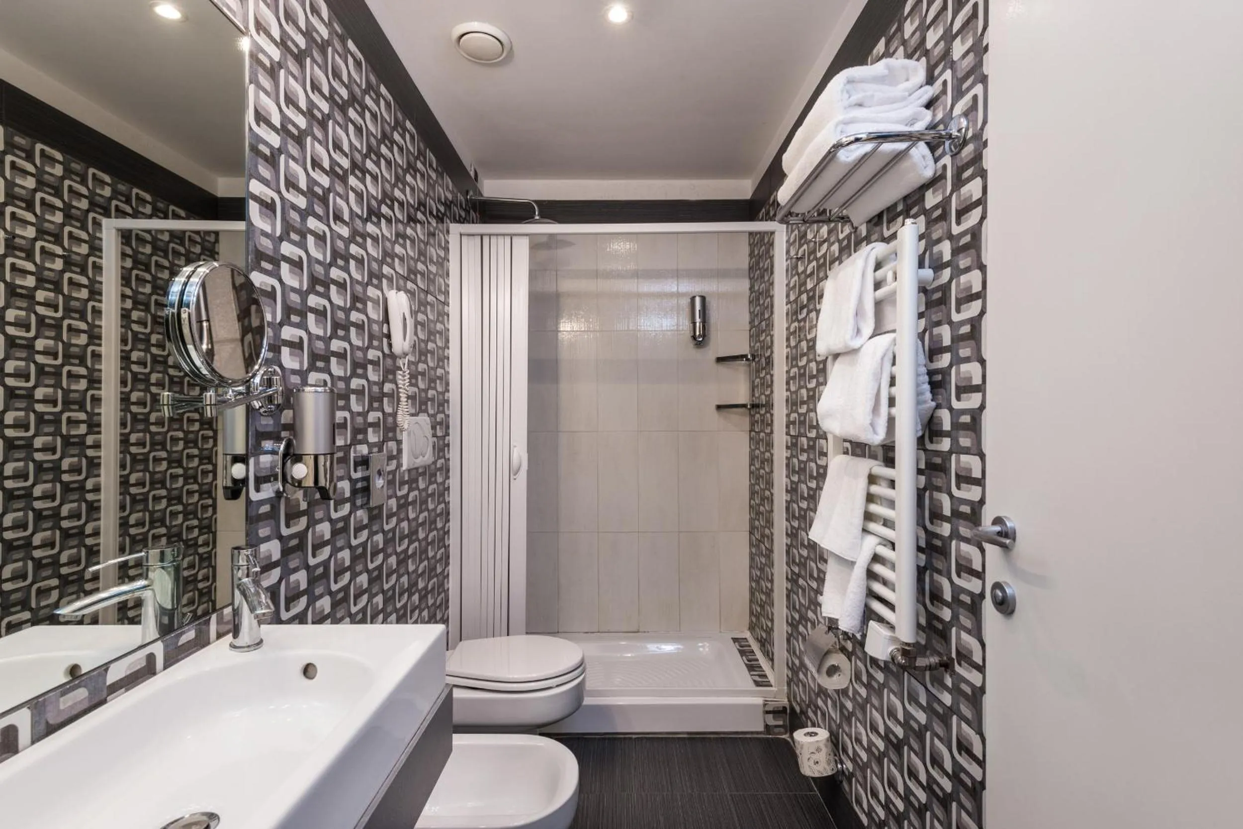 Shower in Noba Hotel e Residenze