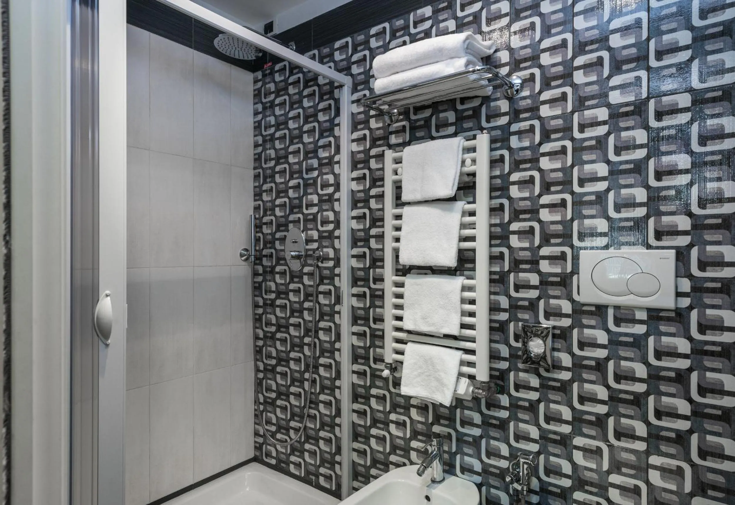Shower in Noba Hotel e Residenze
