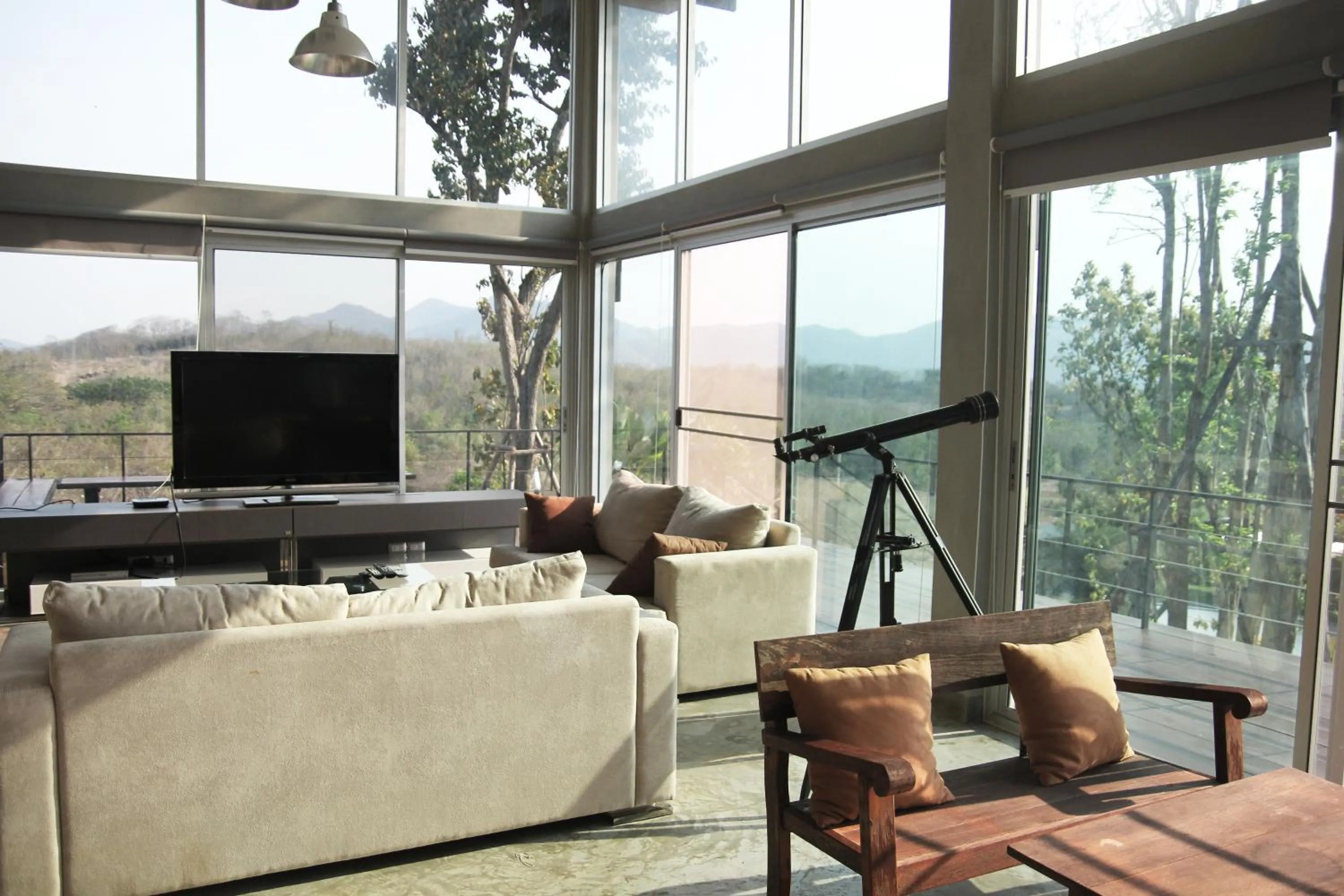 Communal lounge/ TV room in Mighty Mountain Thailand