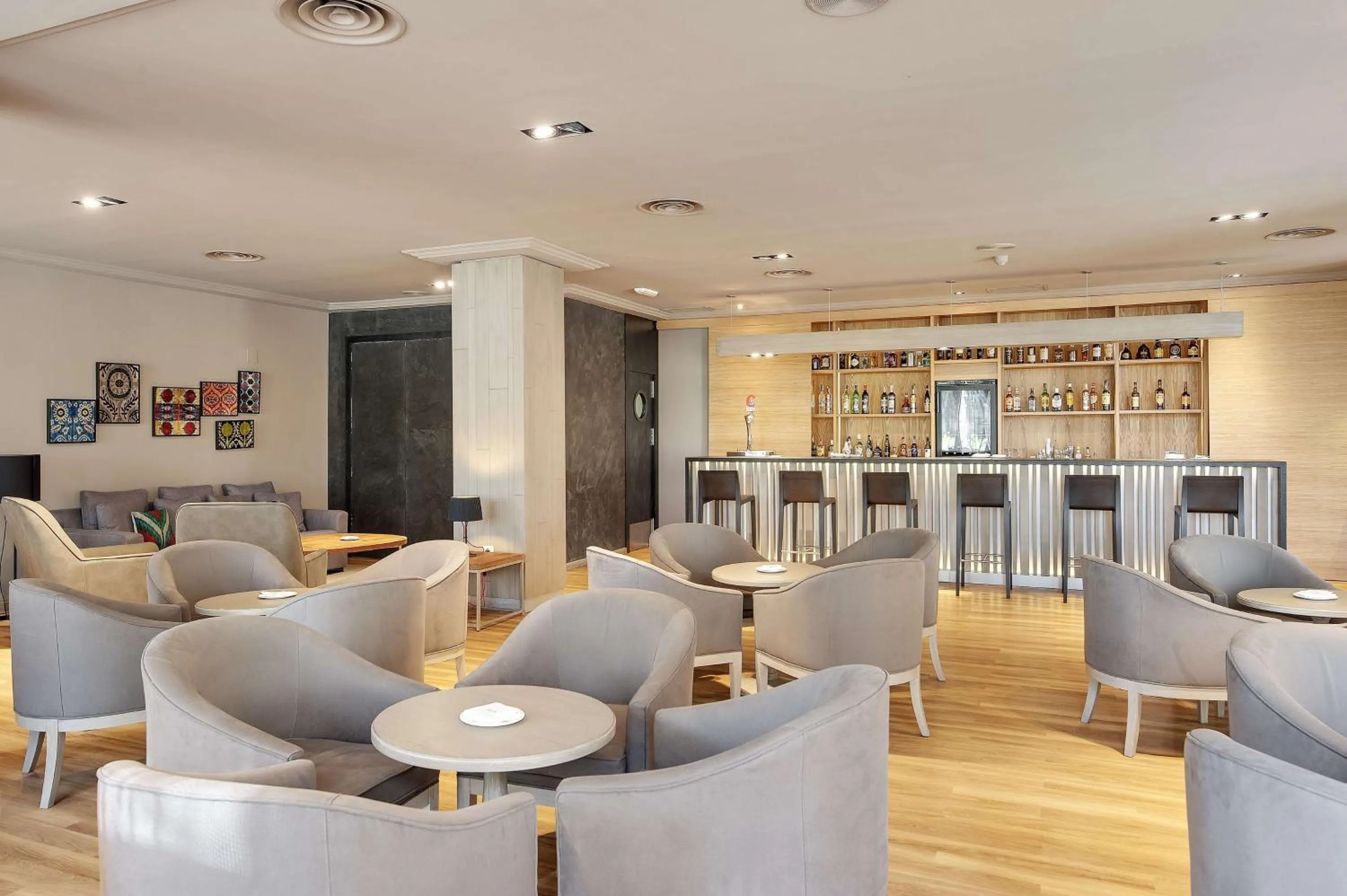 Lounge or bar in Barceló Jerez Montecastillo & Convention Center