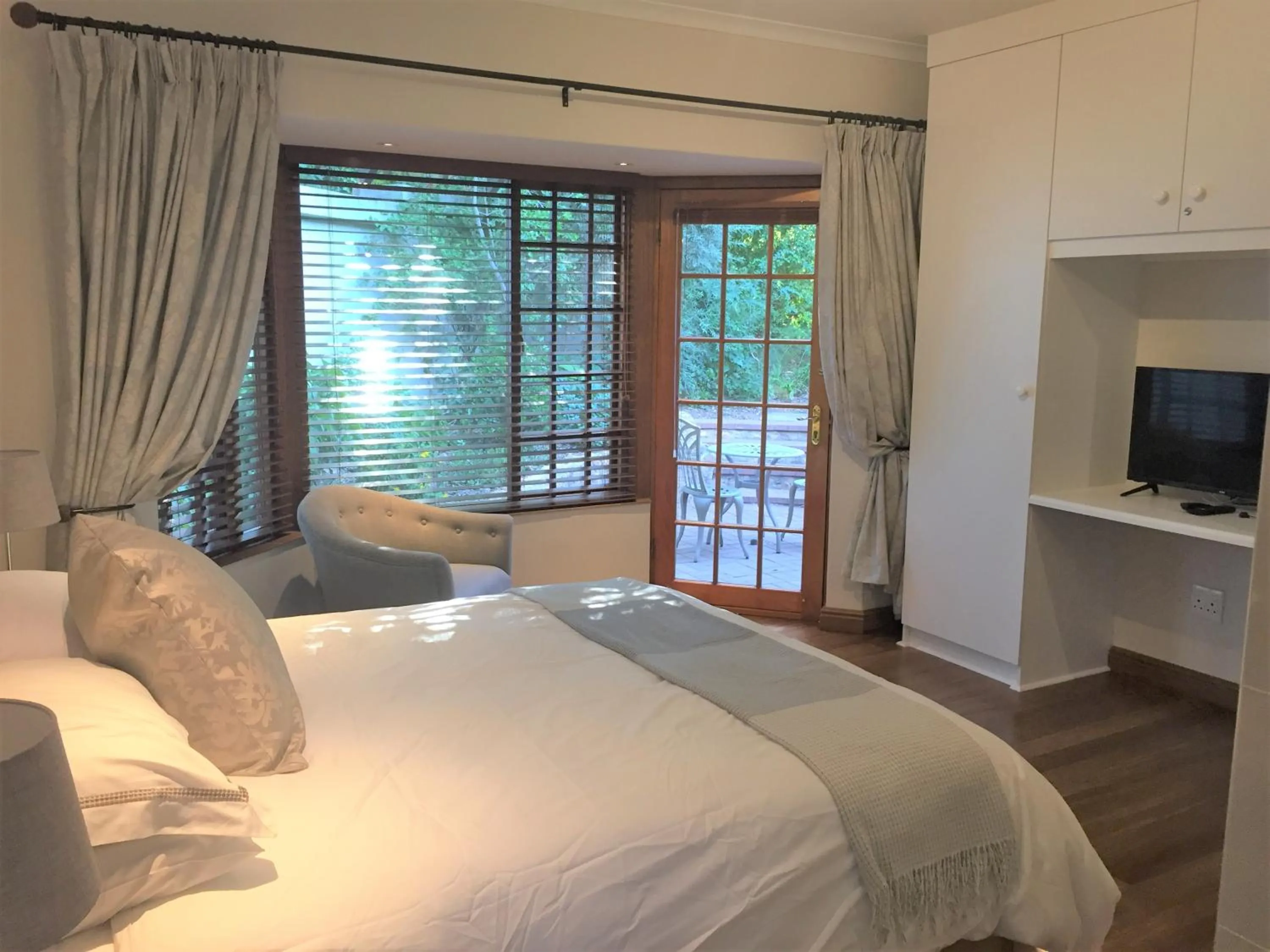 Patio, Bed in Lydall Wild Tranquil Garden Suites