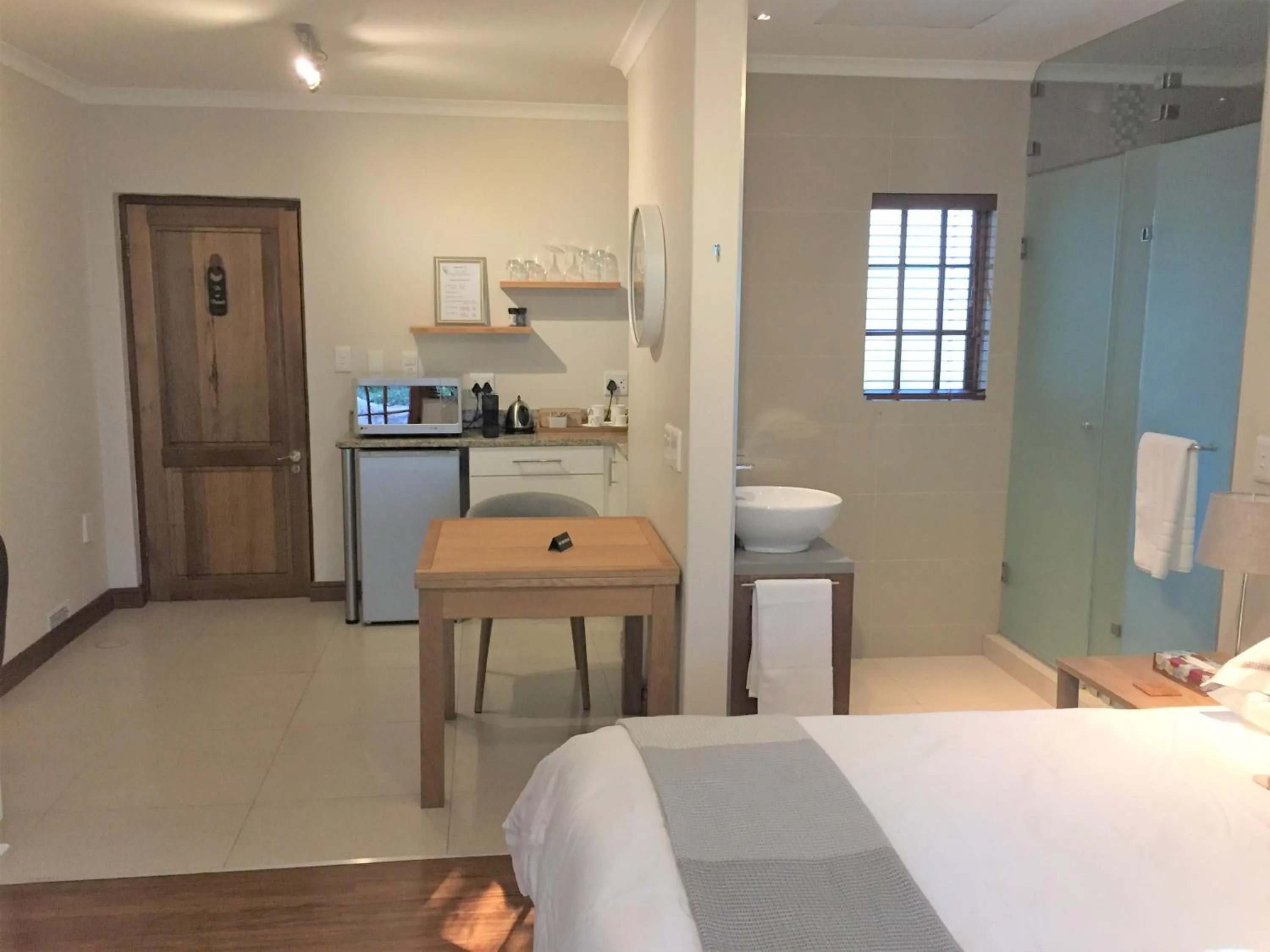 Bathroom, Bed in Lydall Wild Tranquil Garden Suites