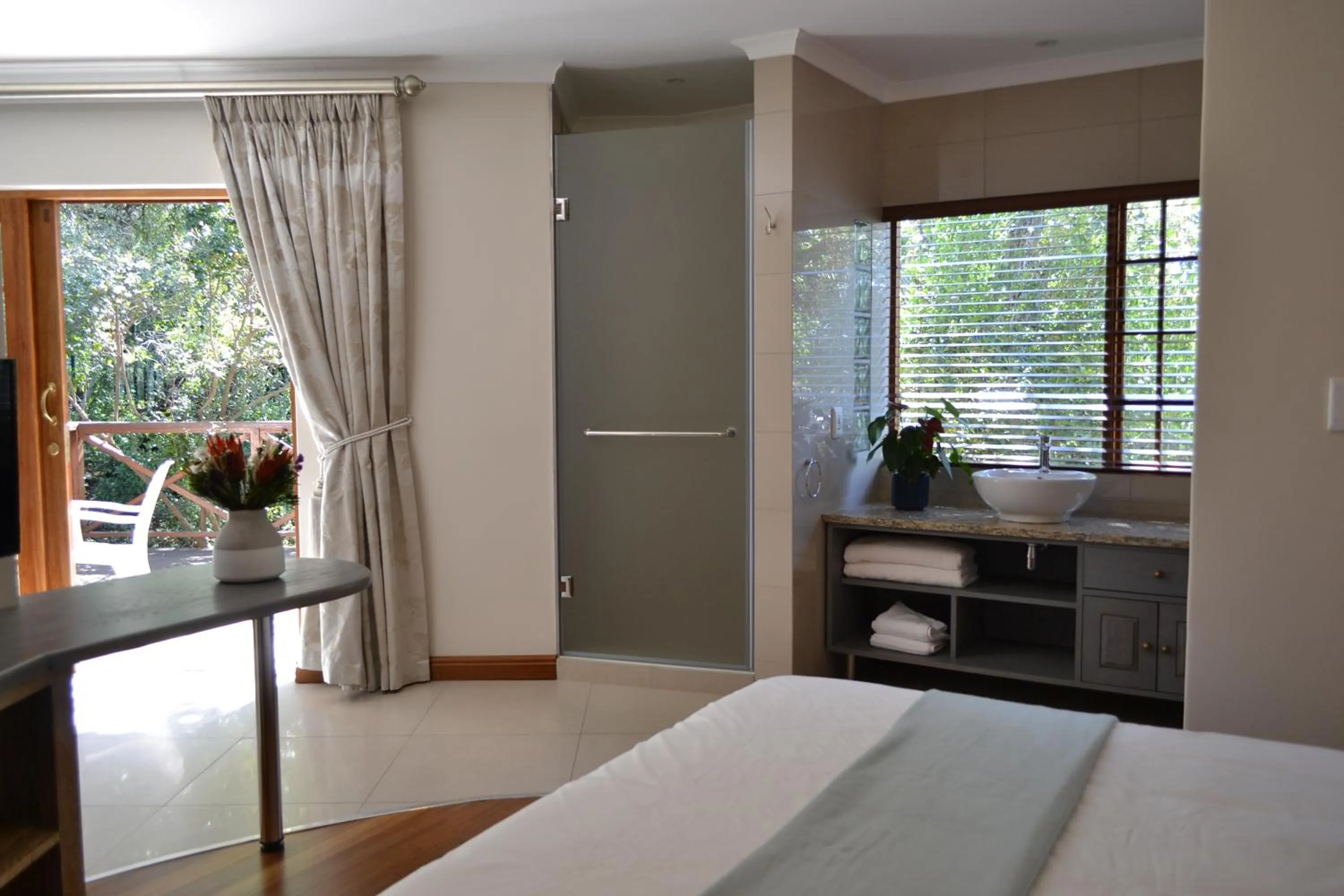 Bathroom, Bed in Lydall Wild Tranquil Garden Suites