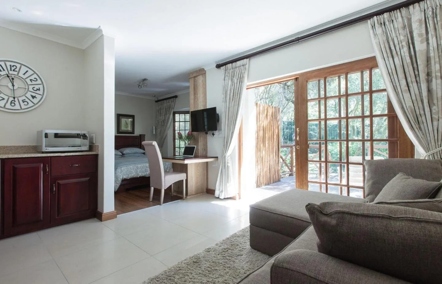 TV and multimedia in Lydall Wild Tranquil Garden Suites