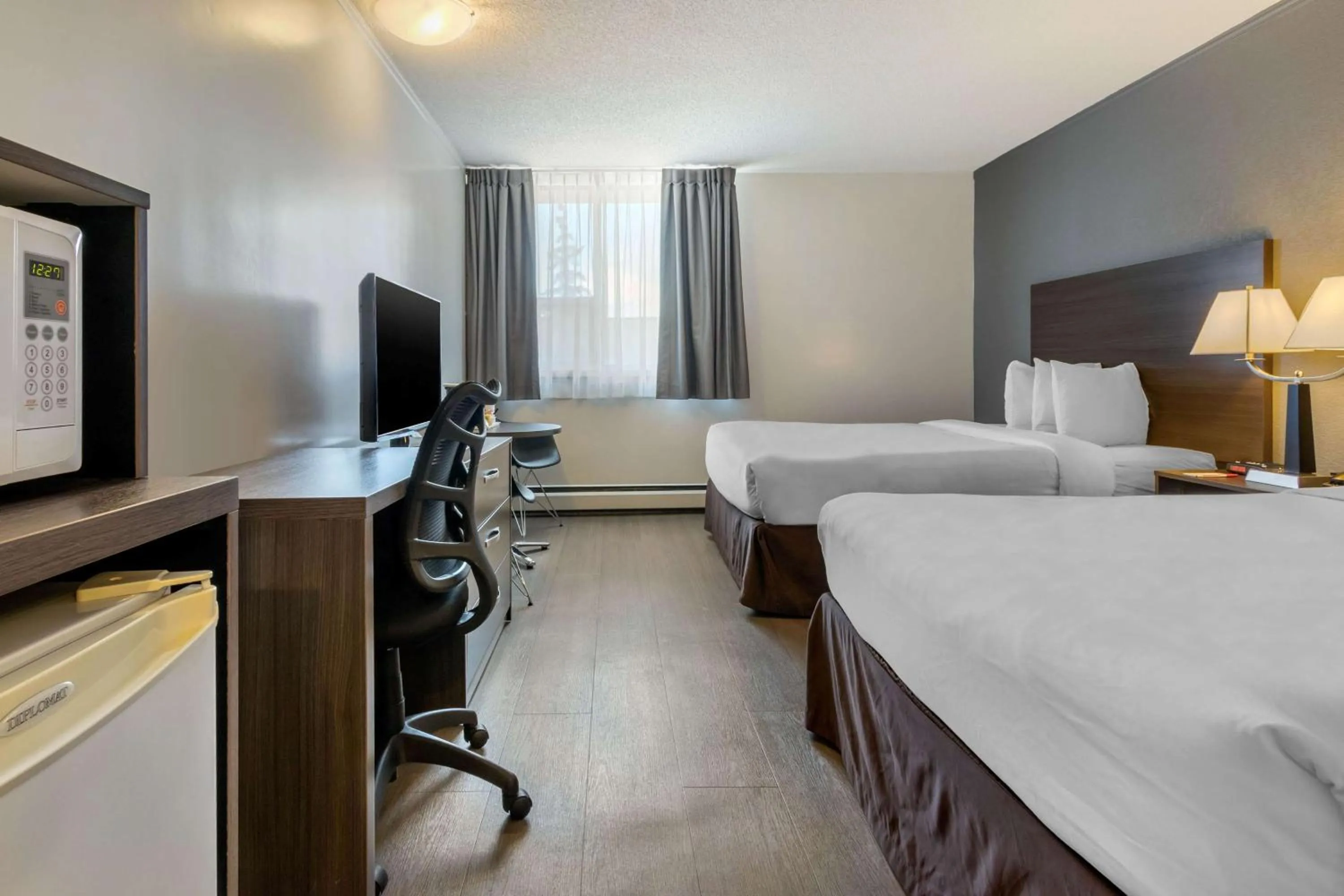 Photo of the whole room, Bed in Super 8 by Wyndham Macleod Trail Calgary