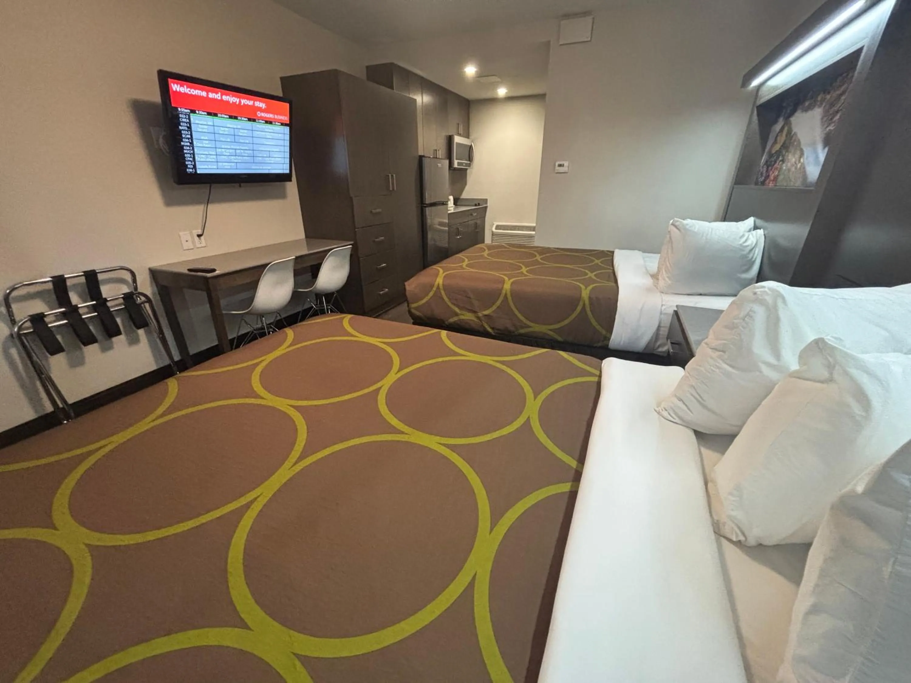 Bedroom, Bed in Super 8 by Wyndham Macleod Trail Calgary