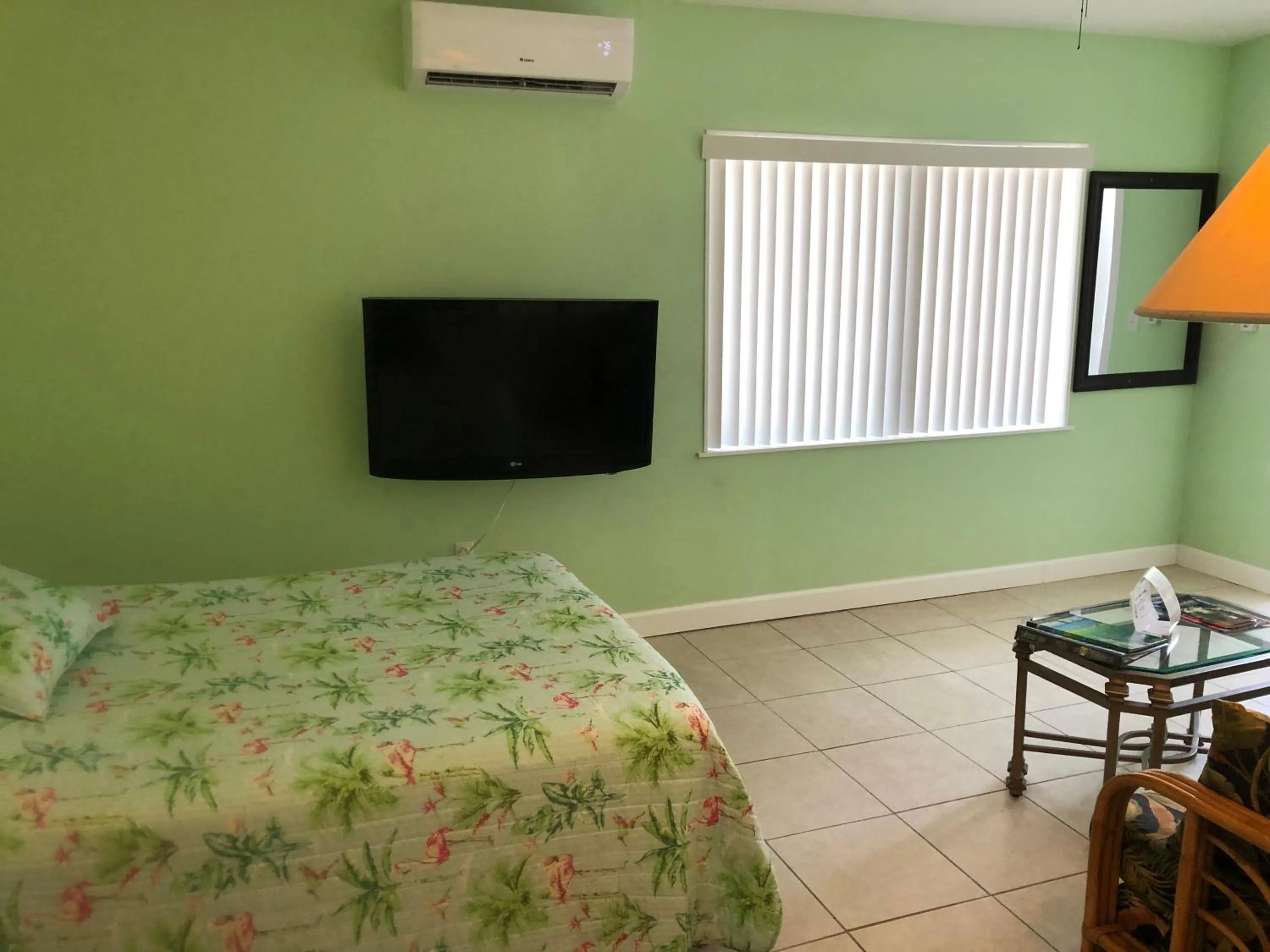 Bed in Seafarer Key Largo Resort and Beach