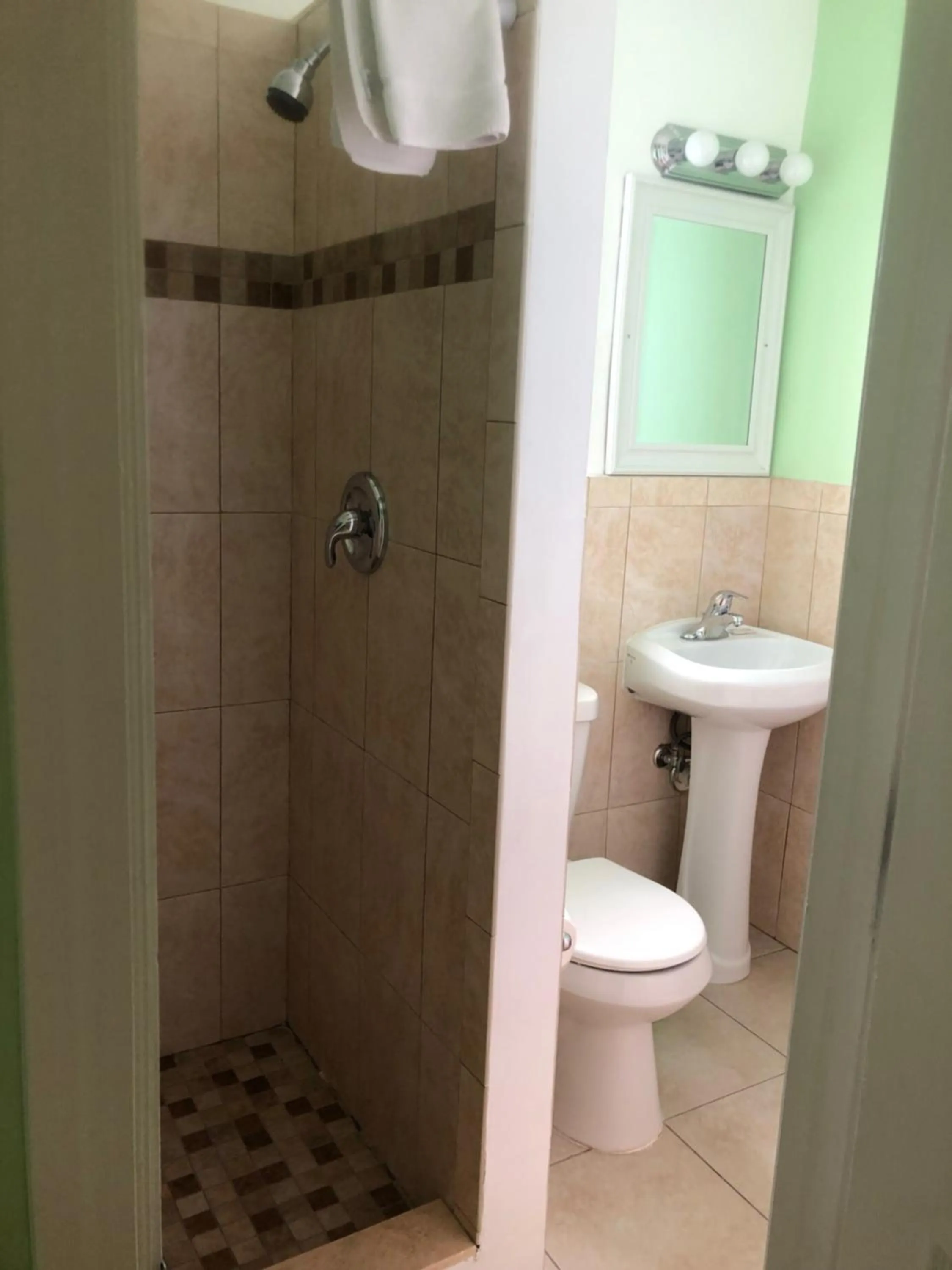 Bathroom in Seafarer Key Largo Resort and Beach