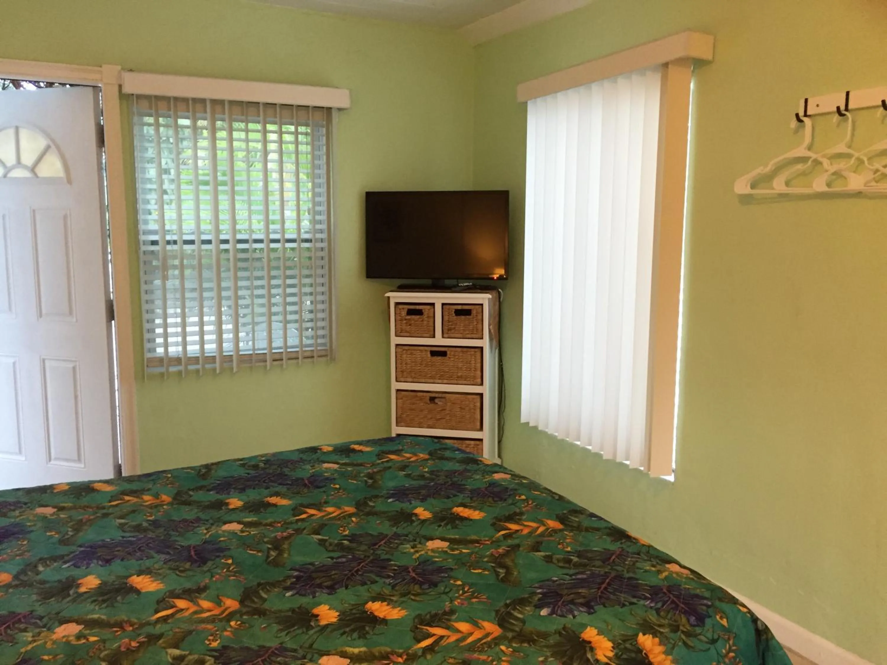 Photo of the whole room, Bed in Seafarer Key Largo Resort and Beach