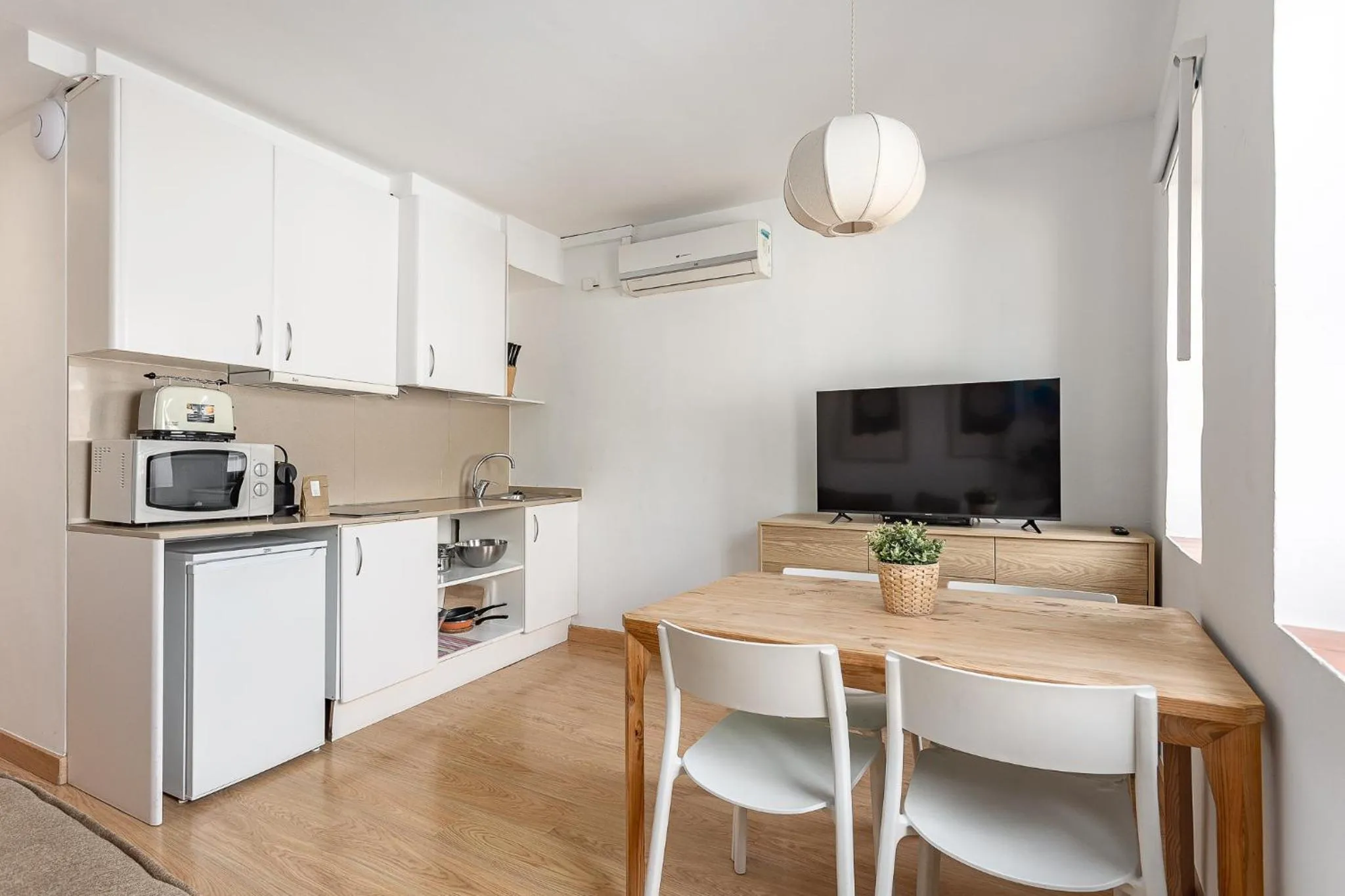 Dining area in Ola Living Vidreria
