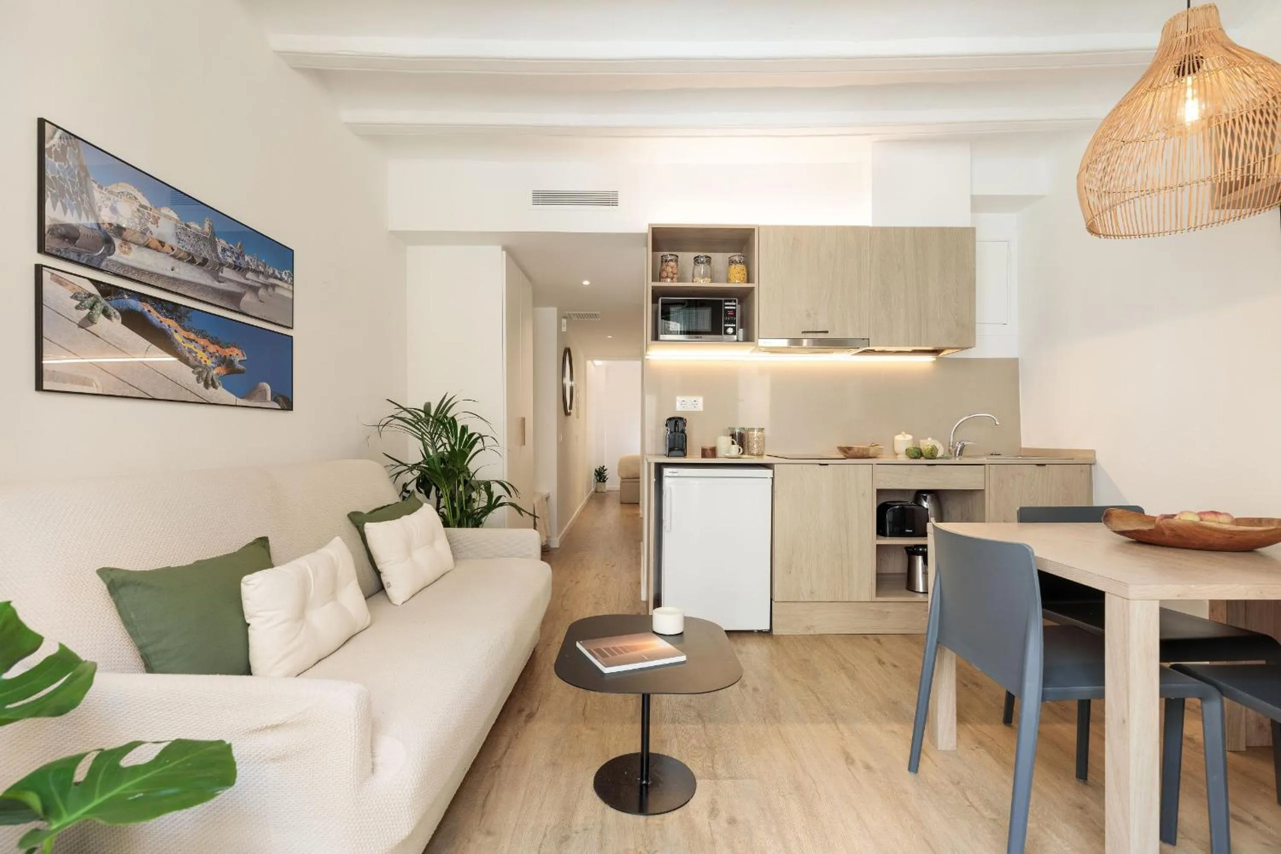 Dining area in Ola Living Vidreria