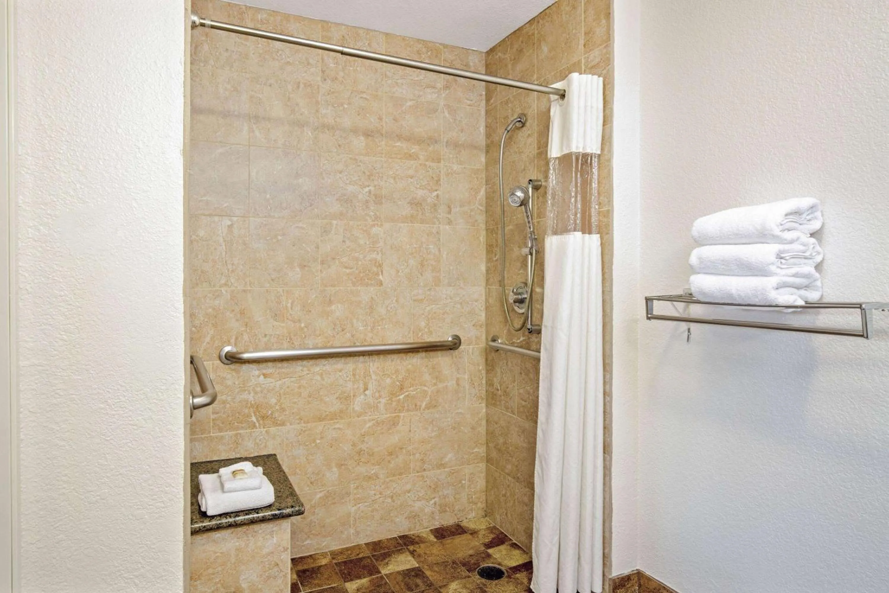Shower in La Quinta by Wyndham Las Vegas RedRock/Summerlin