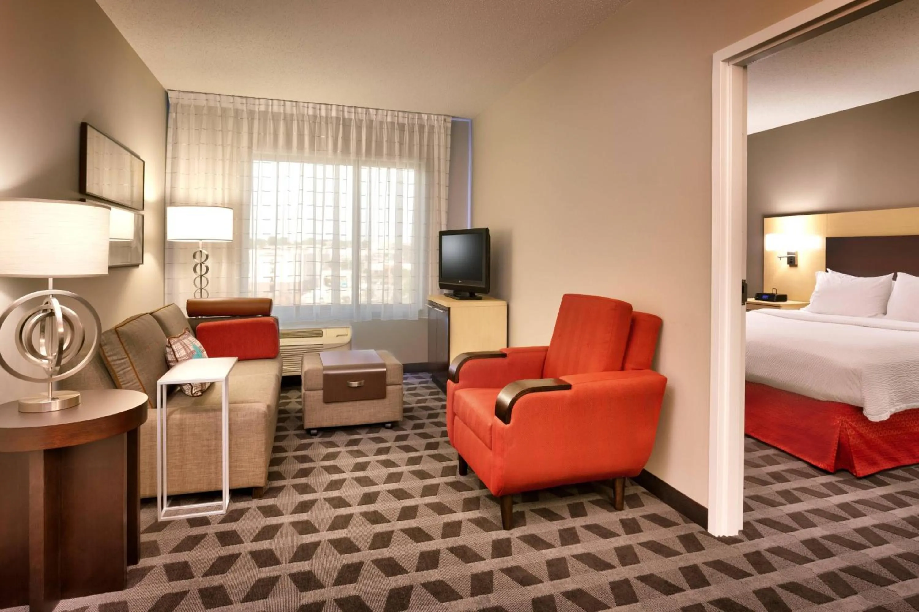 Living room, Bed in TownePlace Suites Omaha West