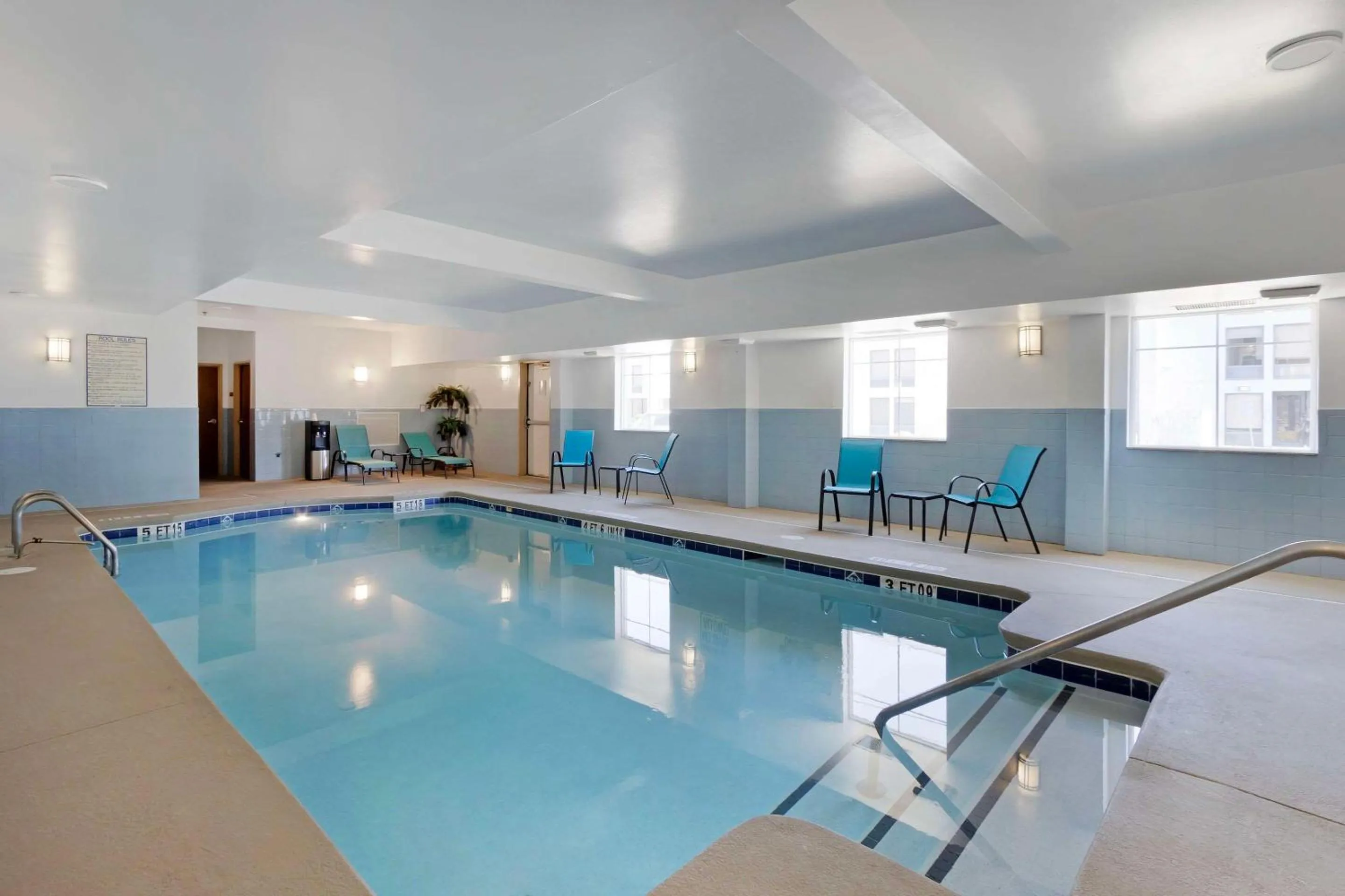 Swimming pool in Comfort Inn & Suites Charleston Airport Convention Center