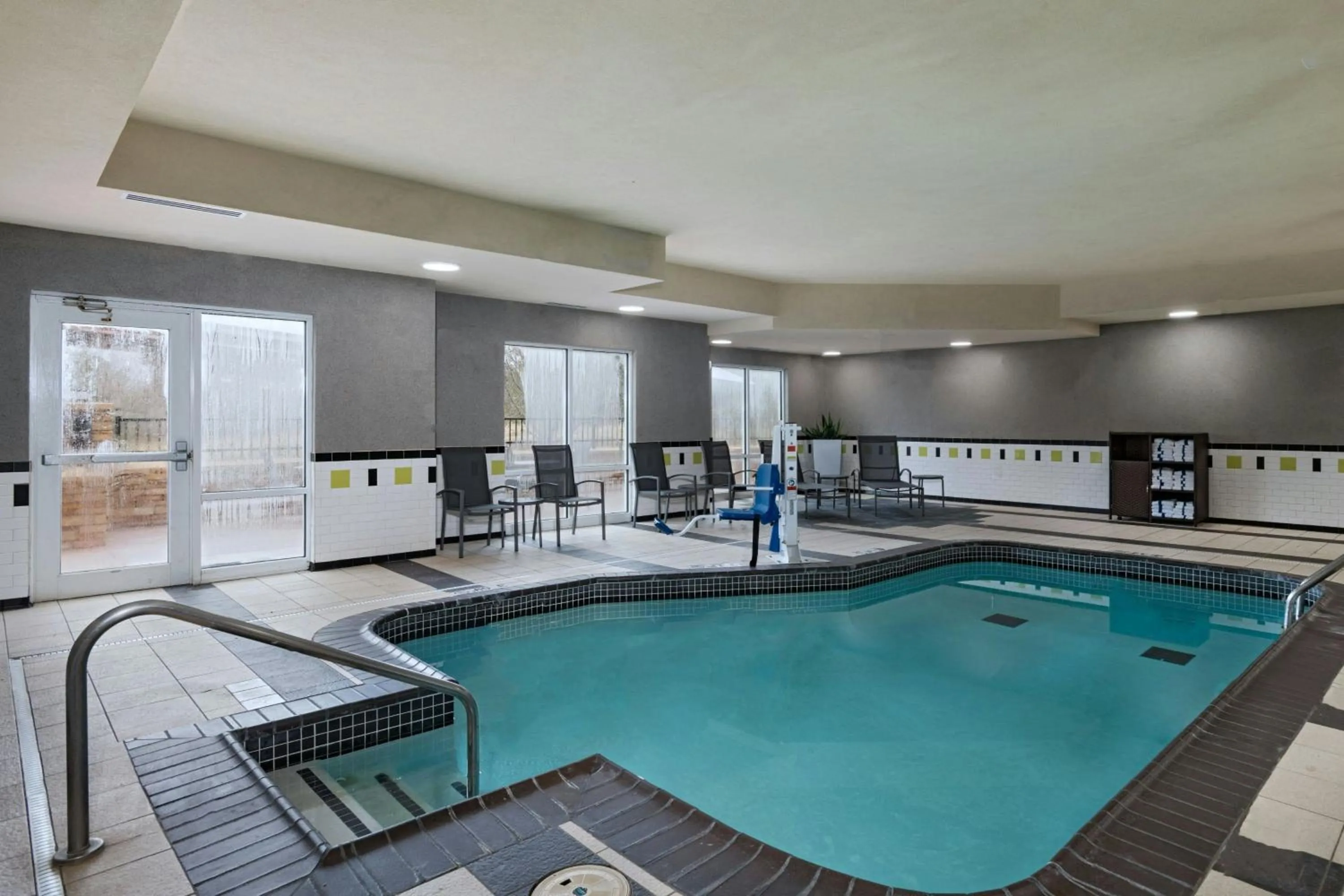 Swimming pool in Fairfield Inn & Suites Tulsa South Medical District