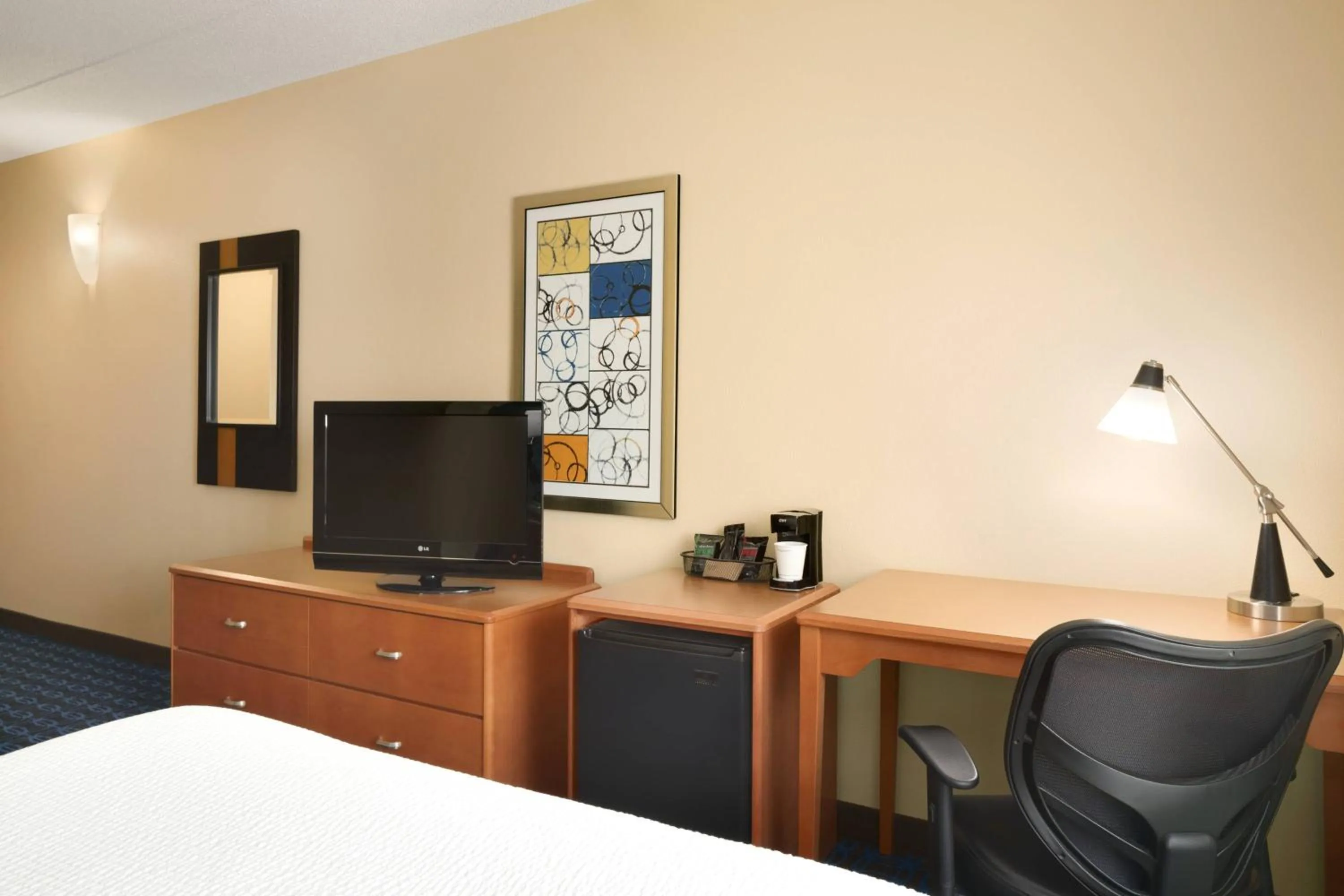 Photo of the whole room, Bed in Fairfield Inn & Suites Minneapolis Bloomington/Mall of America