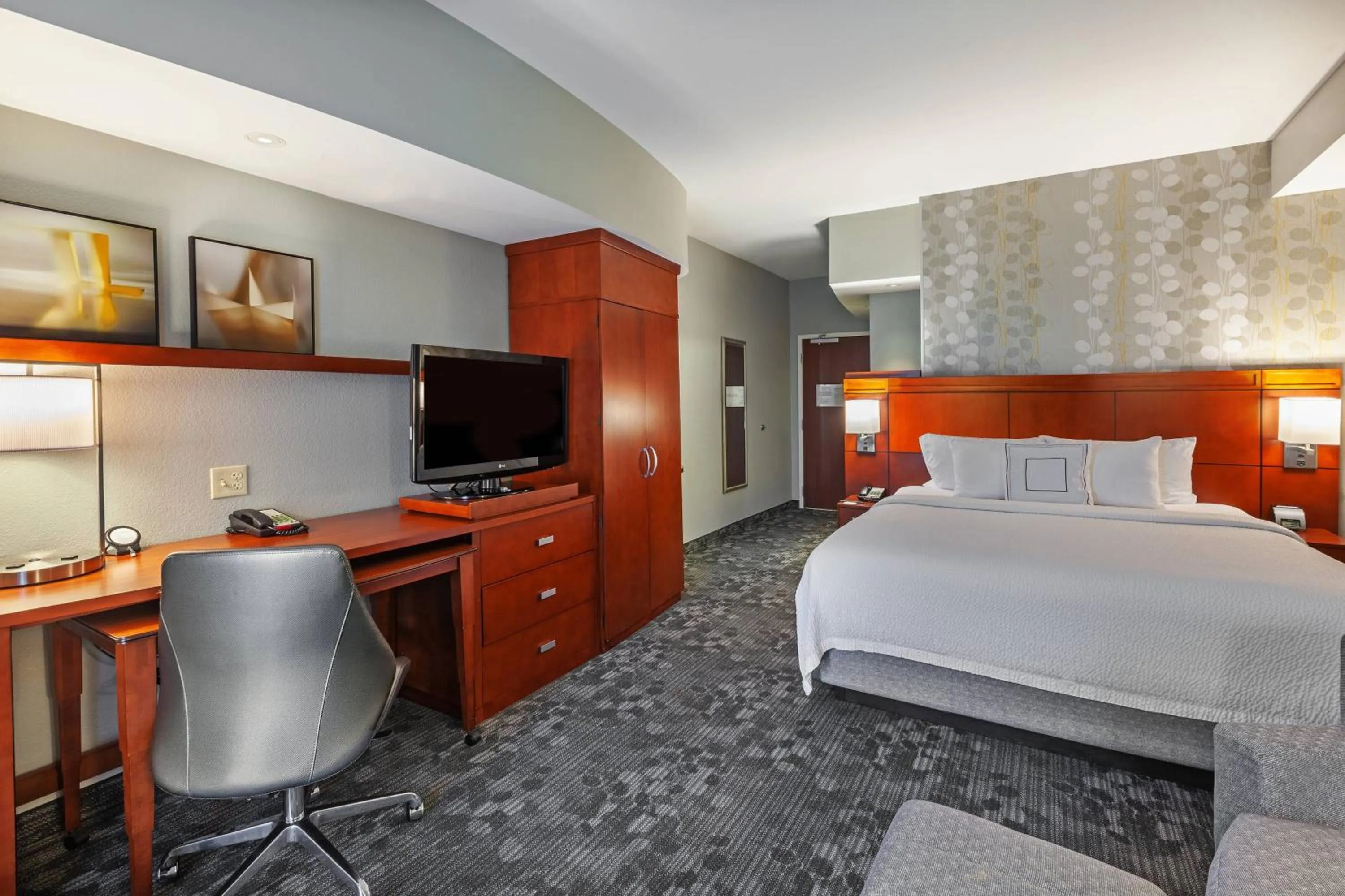 Photo of the whole room, Bed in Courtyard by Marriott Tulsa Woodland Hills