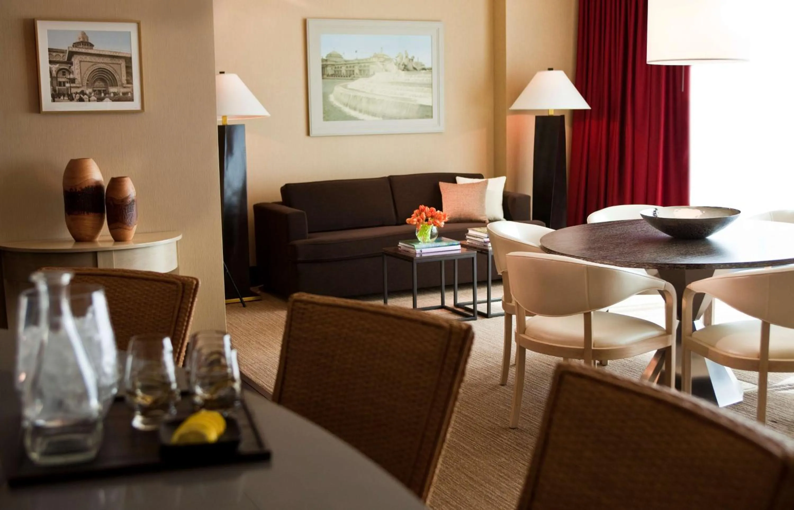 Photo of the whole room in The Royal Sonesta Chicago River North